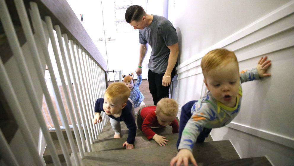 Charlie Whitmer et ses enfants montent les escaliers en courant. | Source : Getty Images