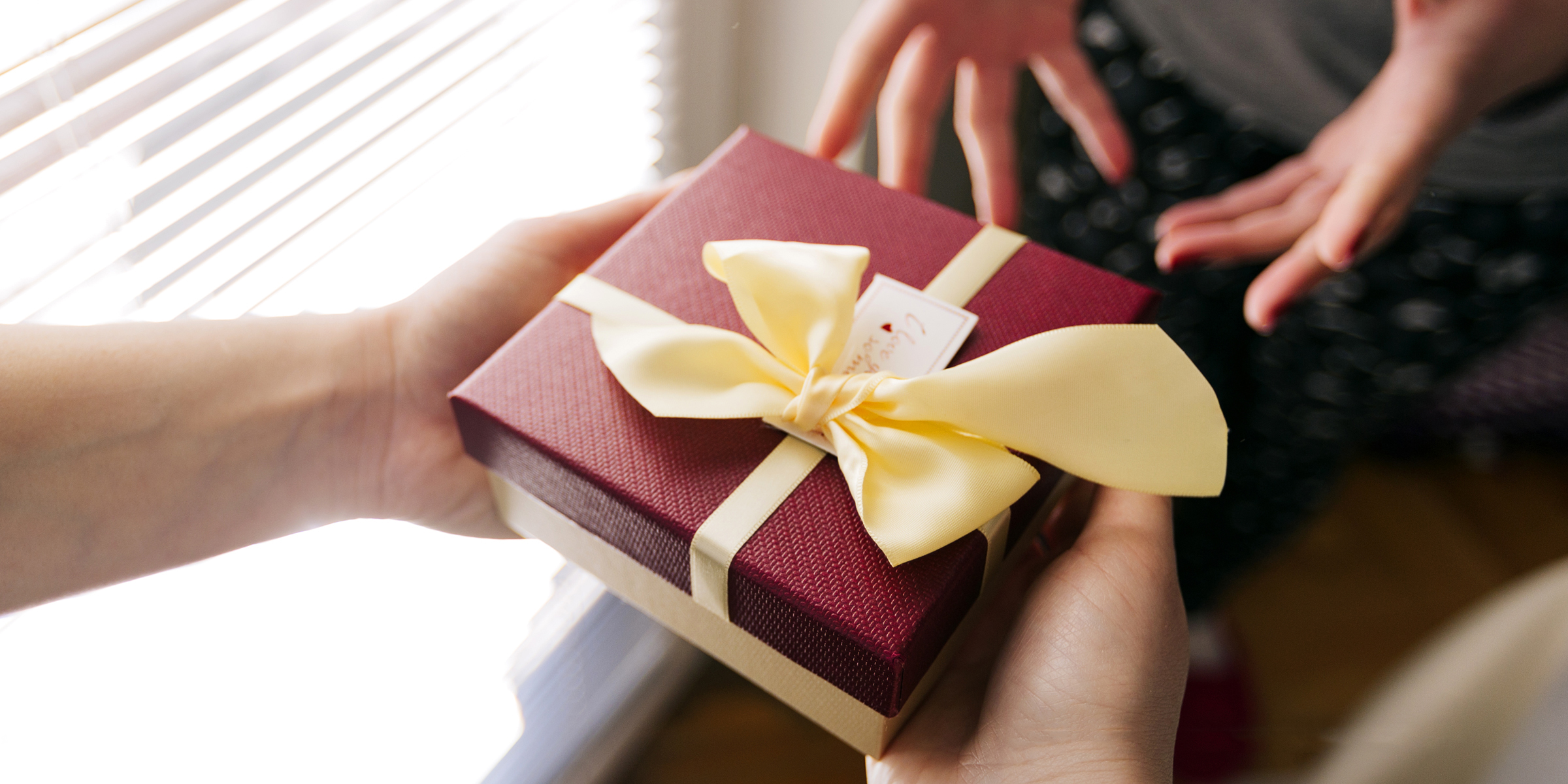 Un homme offre un cadeau à une femme | Source : Shutterstock