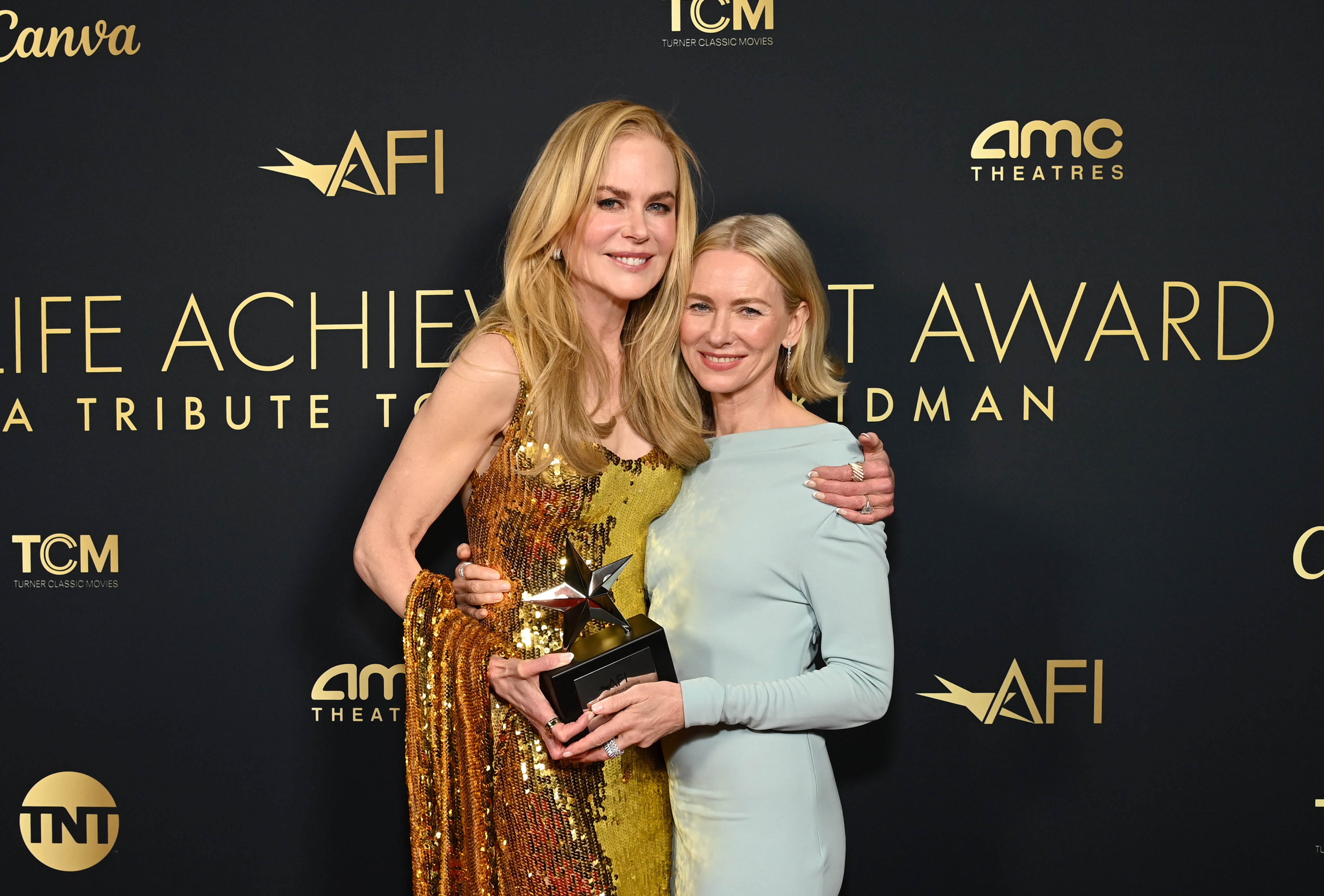 Nicole Kidman et Naomi Watts lors de la 49e cérémonie de remise du prix AFI Life Achievement Award : A Tribute To Nicole Kidman événement à Los Angeles, Californie le 27 avril 2024 | Source : Getty Images