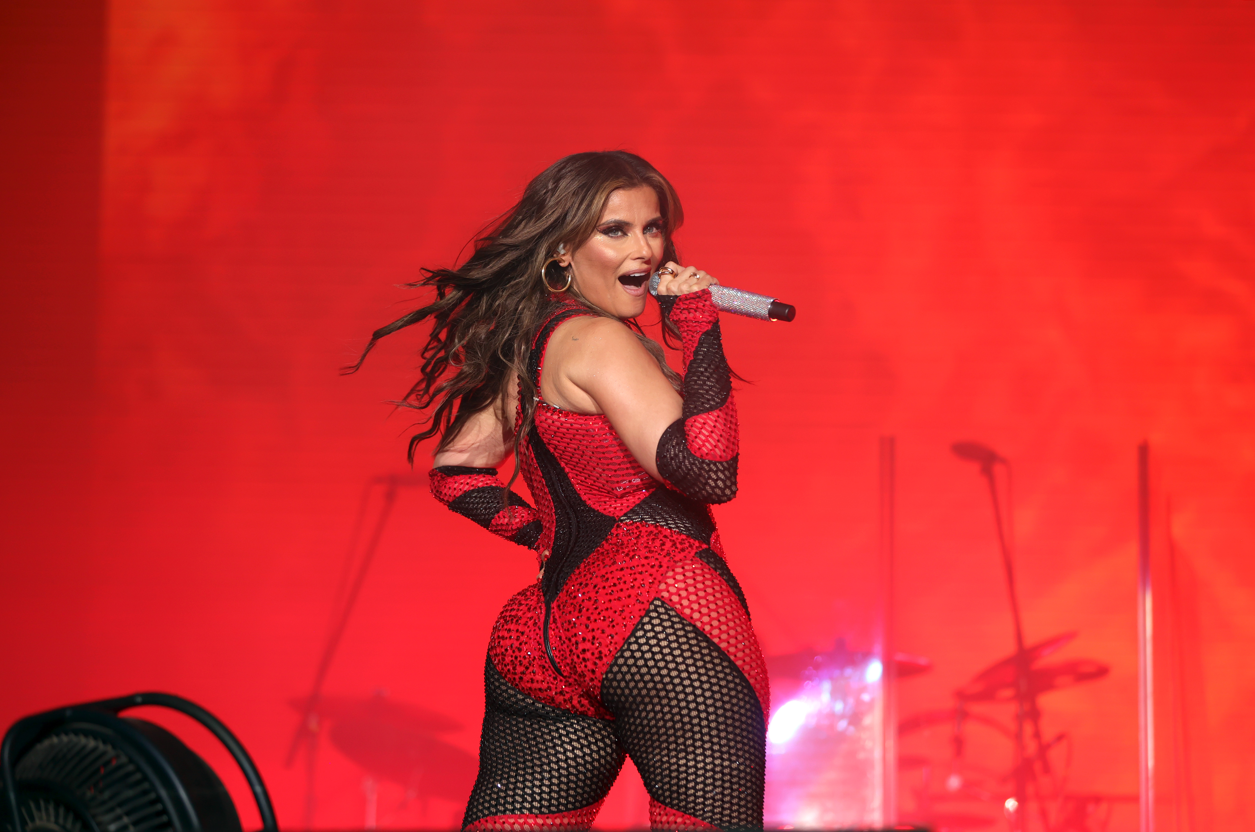 Nelly Furtado fait monter la température dans un bodysuit rouge à paillettes avec des détails en résille noire lors de la deuxième journée du festival Emblema 2024 à Mexico.