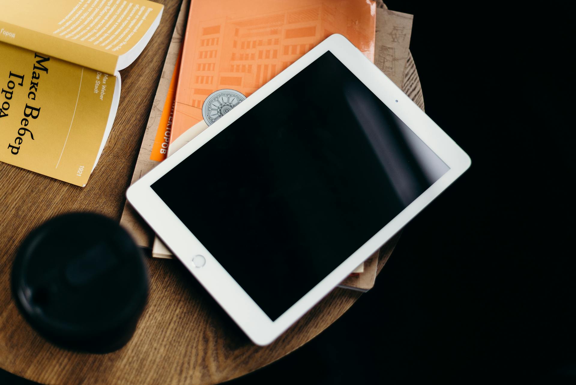 Un iPad blanc sur une table marron | Source : Pexels