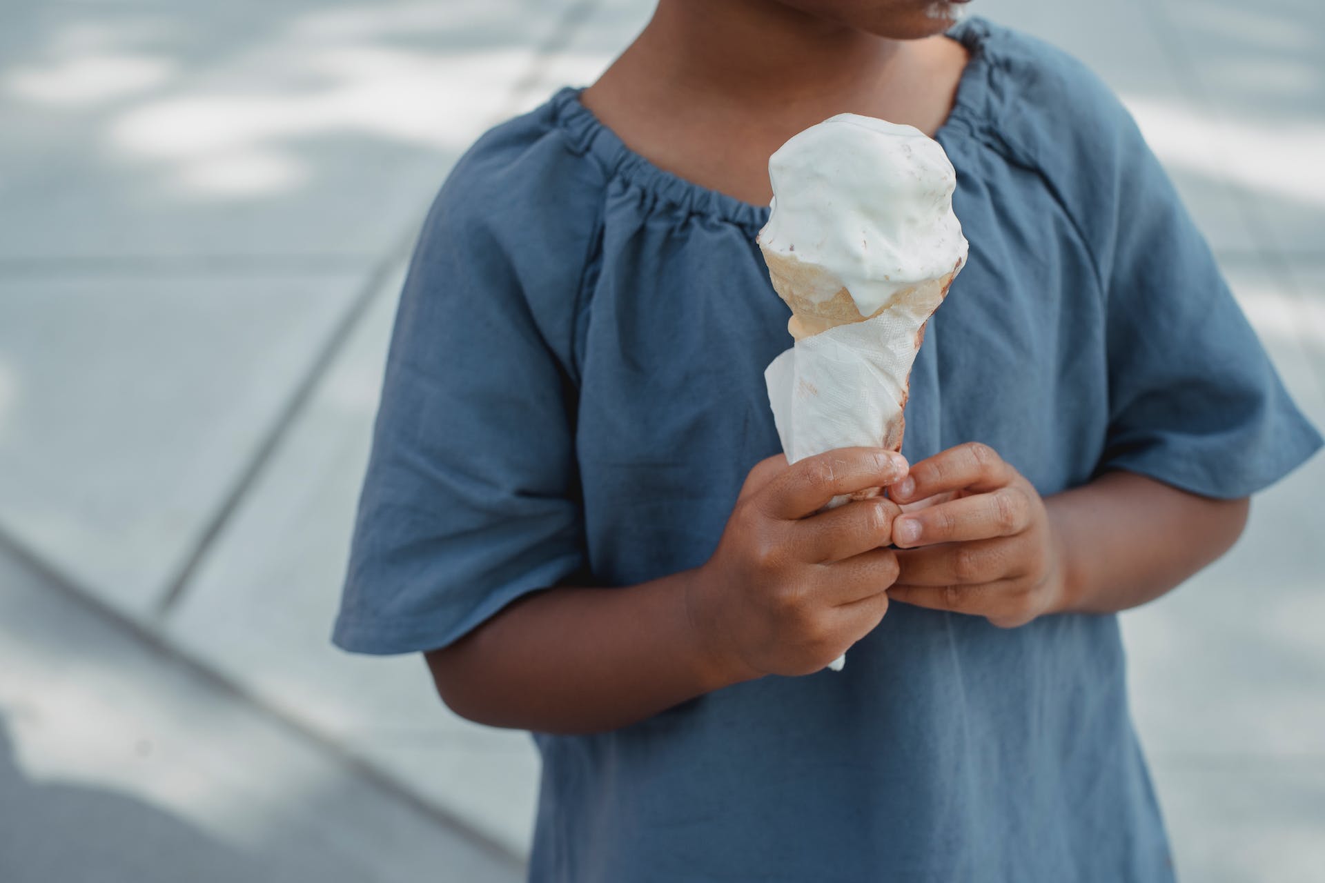 Un niño con un helado en la mano | Fuente: Pexels