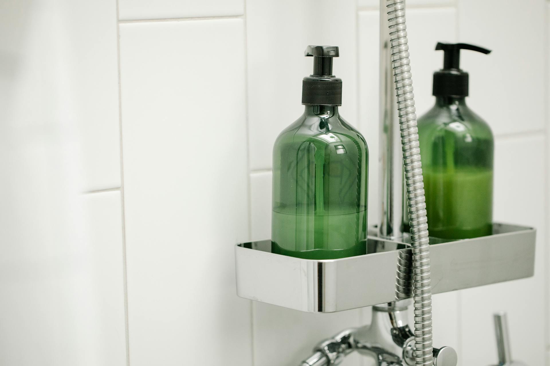 Distributeurs verts dans une salle de bain | Source : Pexels