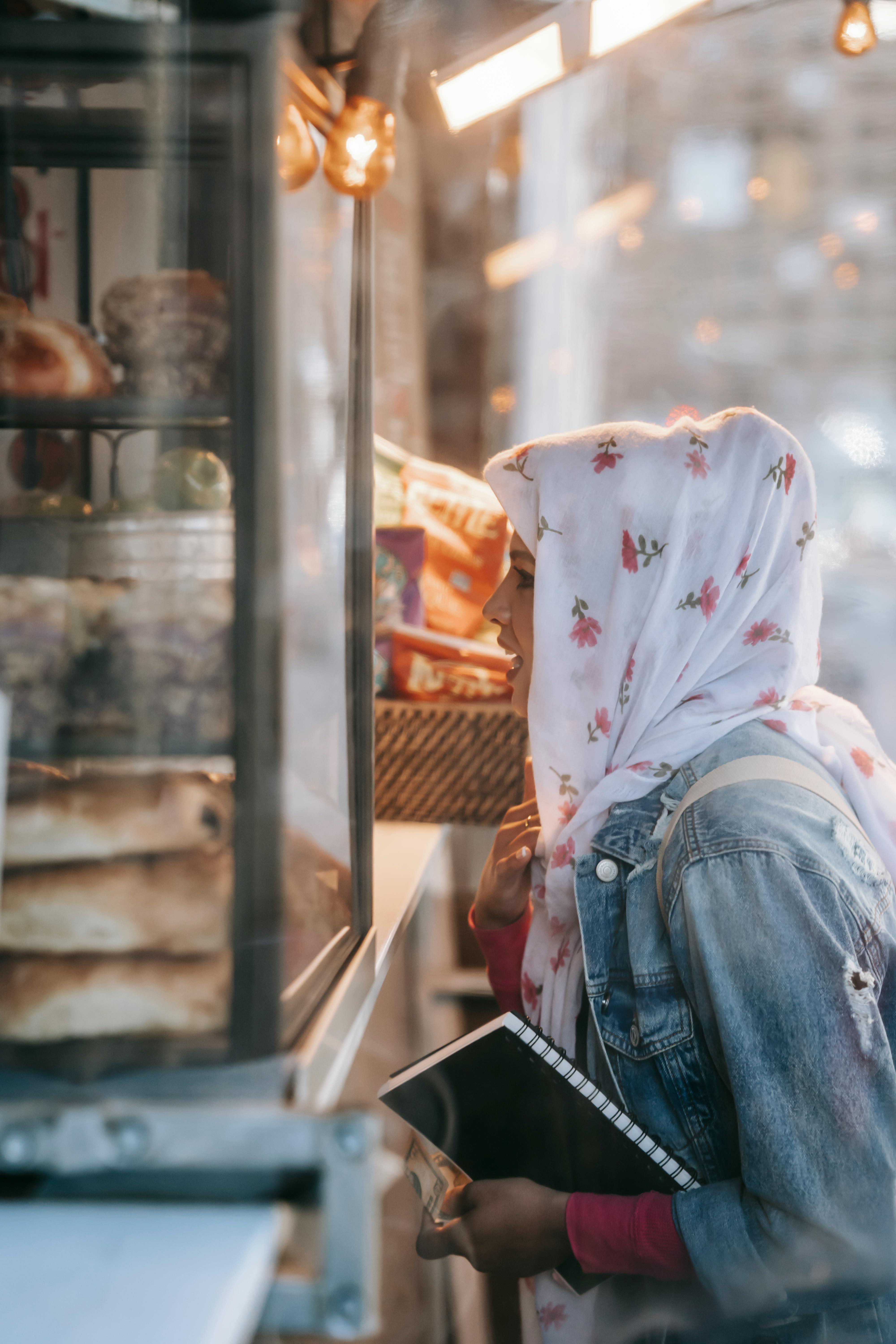 Une femme dans une boulangerie | Source : Pexels