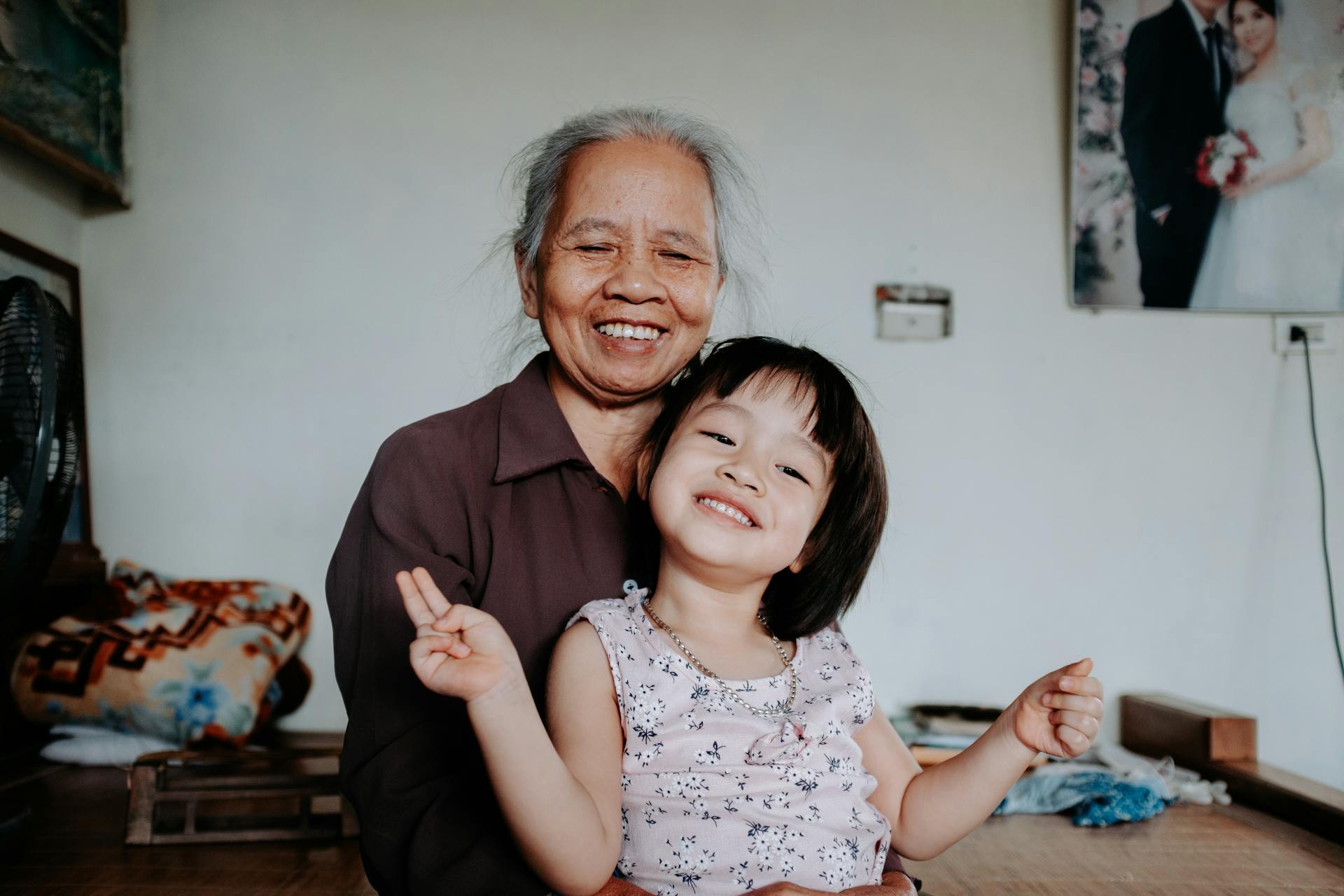 Une petite fille avec sa grand-mère | Source : Pexels