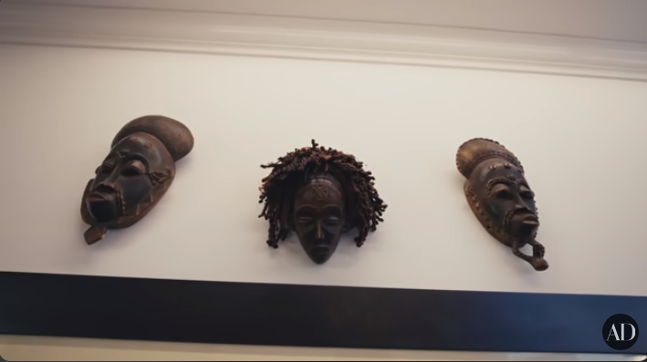 Les œuvres d'art du salon de Viola Davis dans sa maison de Los Angeles, extrait d'une vidéo datant du 5 janvier 2023 | Source : youtube.com/ArchitecturalDigest