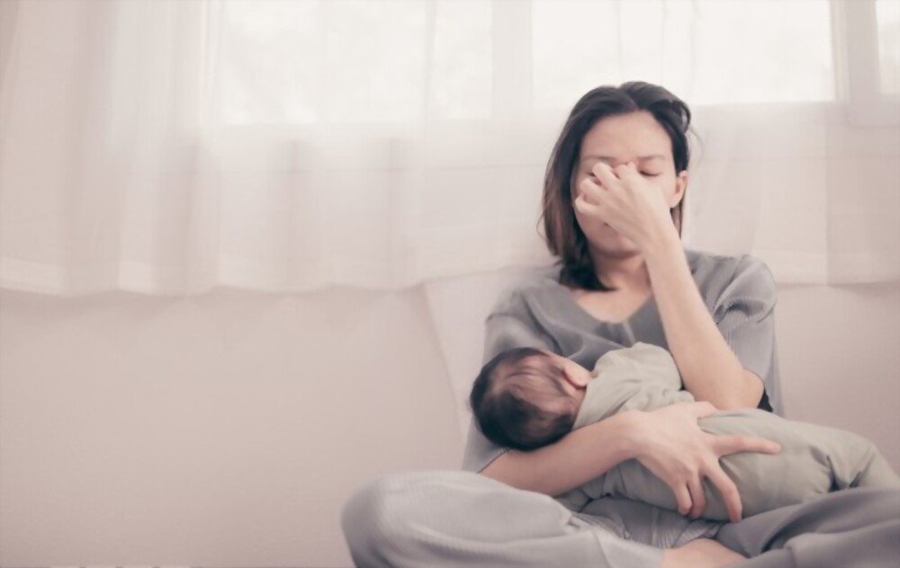 Une maman qui porte son bébé. | Photo : Shutterstock