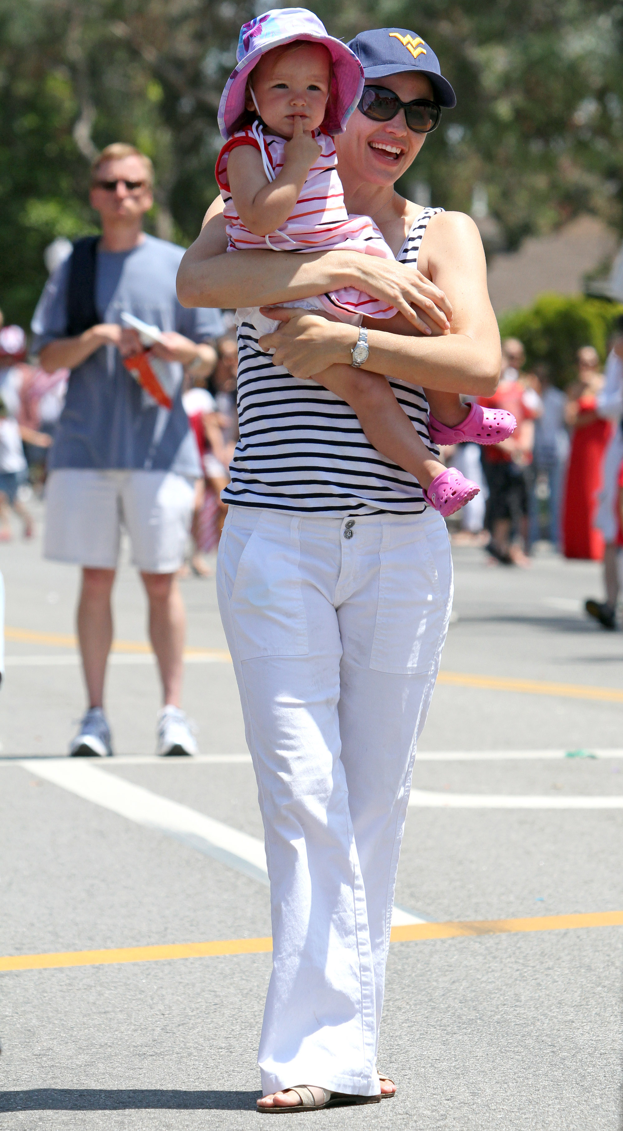 Jennifer Garner et Seraphina Affleck assistent à la parade du 4 juillet à Pacific Palisades le 4 juillet 2010 à Los Angeles, Californie. | Source : Getty Images