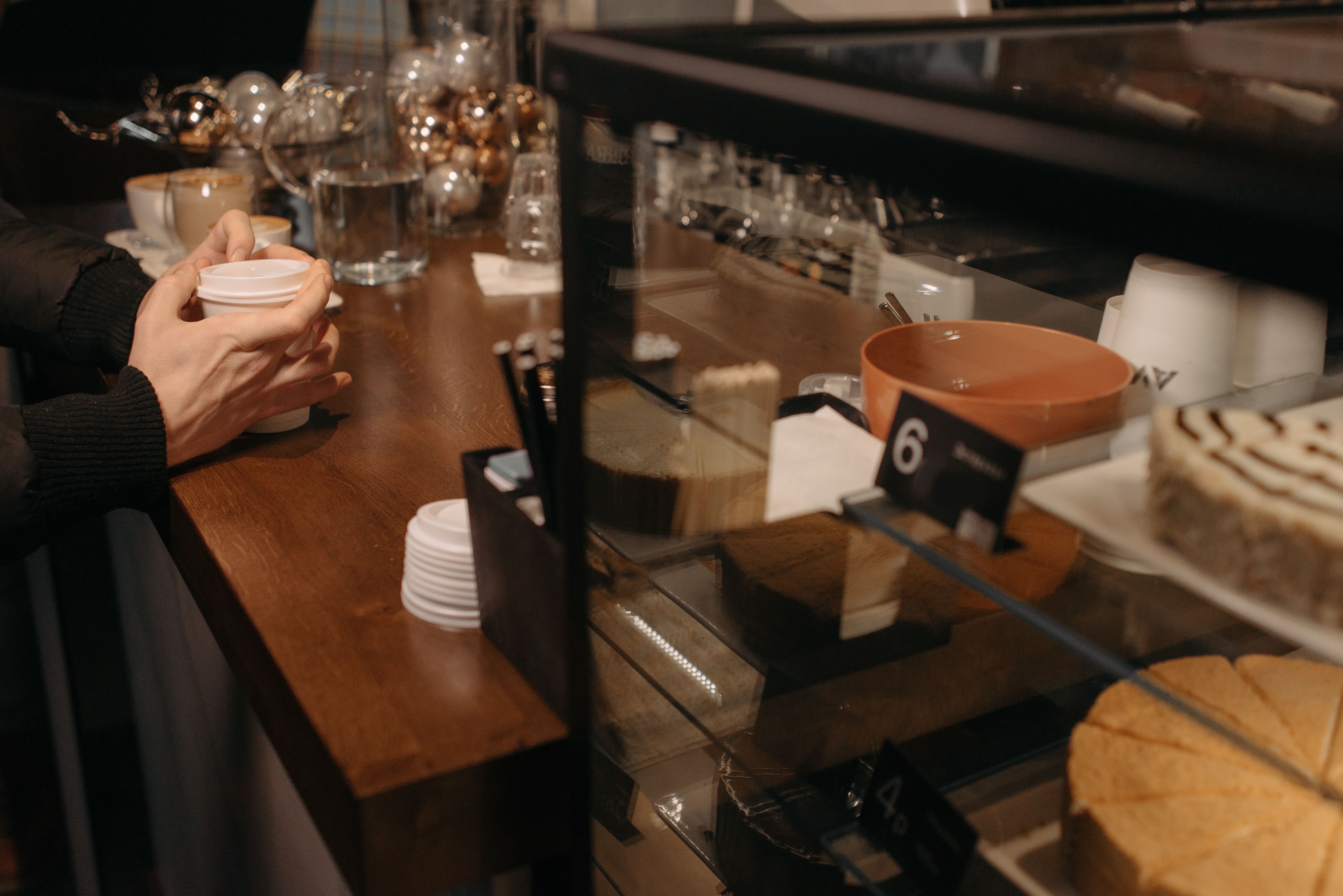 Une personne assise à une table de restaurant | Source : Pexels