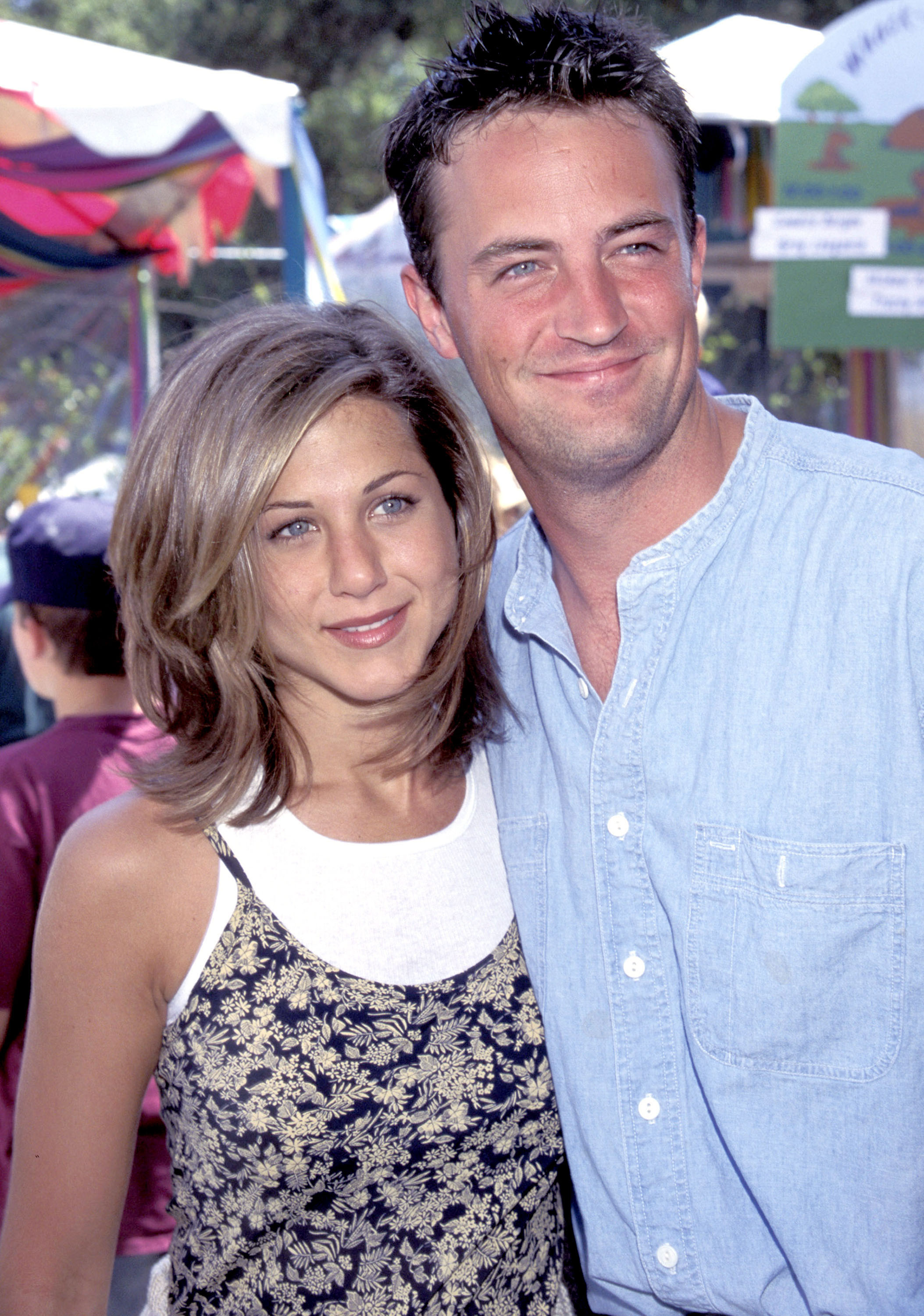 Jennifer Aniston et Matthew Perry lors du pique-nique annuel de la Pediatric Aids Foundation en 1995 |Source : Getty Images