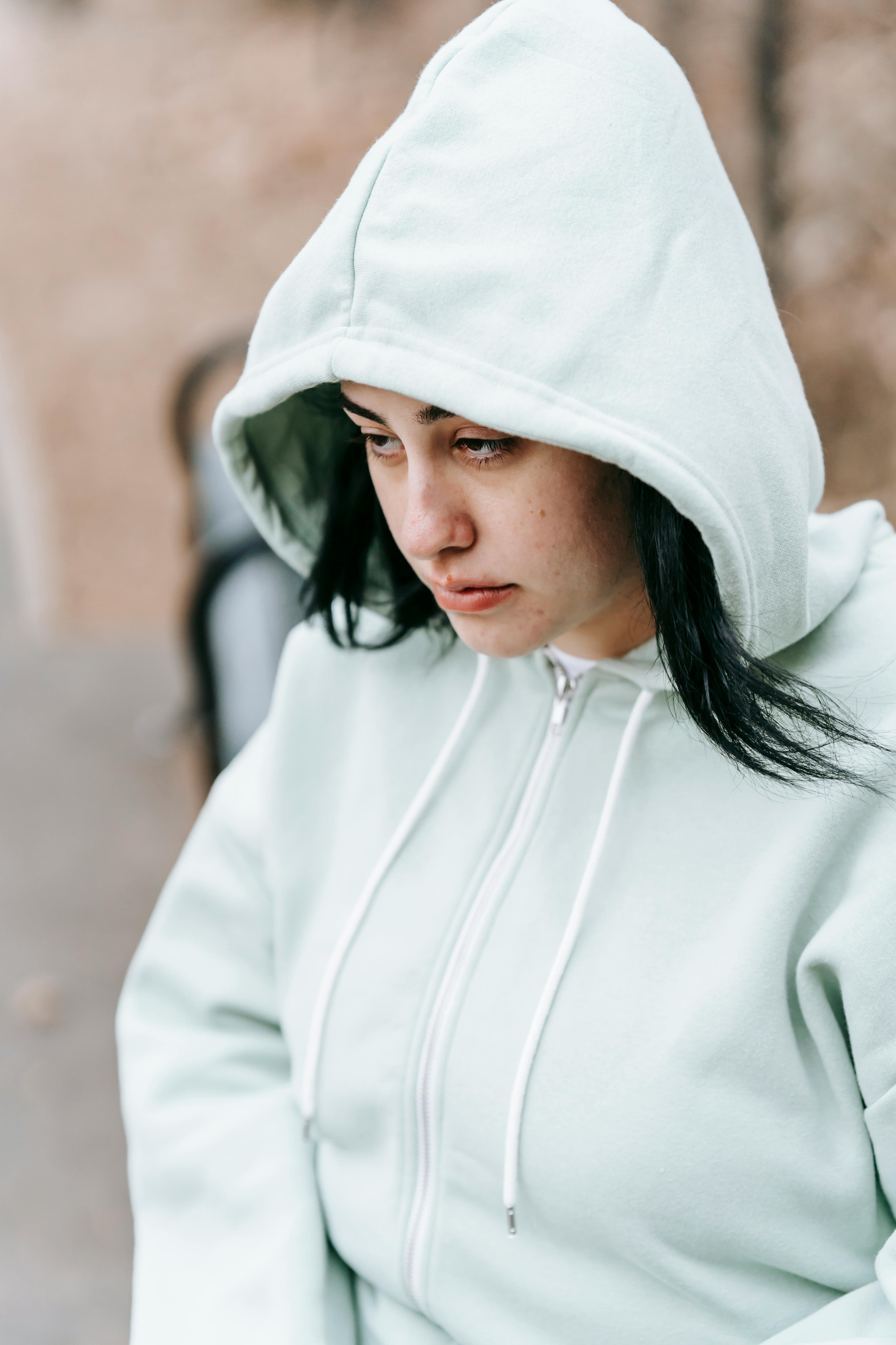 Une femme triste avec un sweat à capuche | Source : Pexels