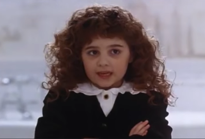 Alisan Porter dans le rôle de Curly Sue dans le film "La p'tite arnaqueuse" de 1991, d'après une vidéo datée du 16 juillet 2014 | Source : YouTube/@RottenTomatoesCLASSICTRAILERS