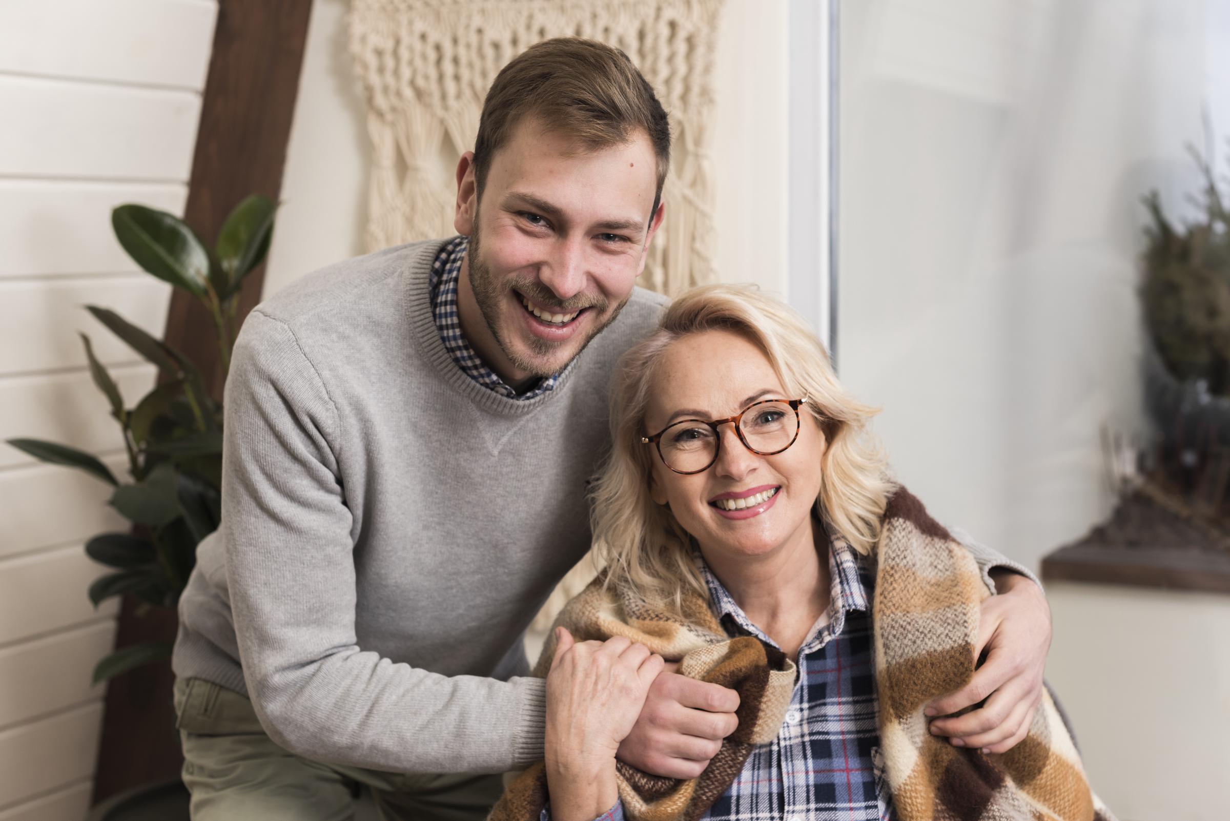 Un homme et une femme s'étreignent joyeusement | Source : Magnific