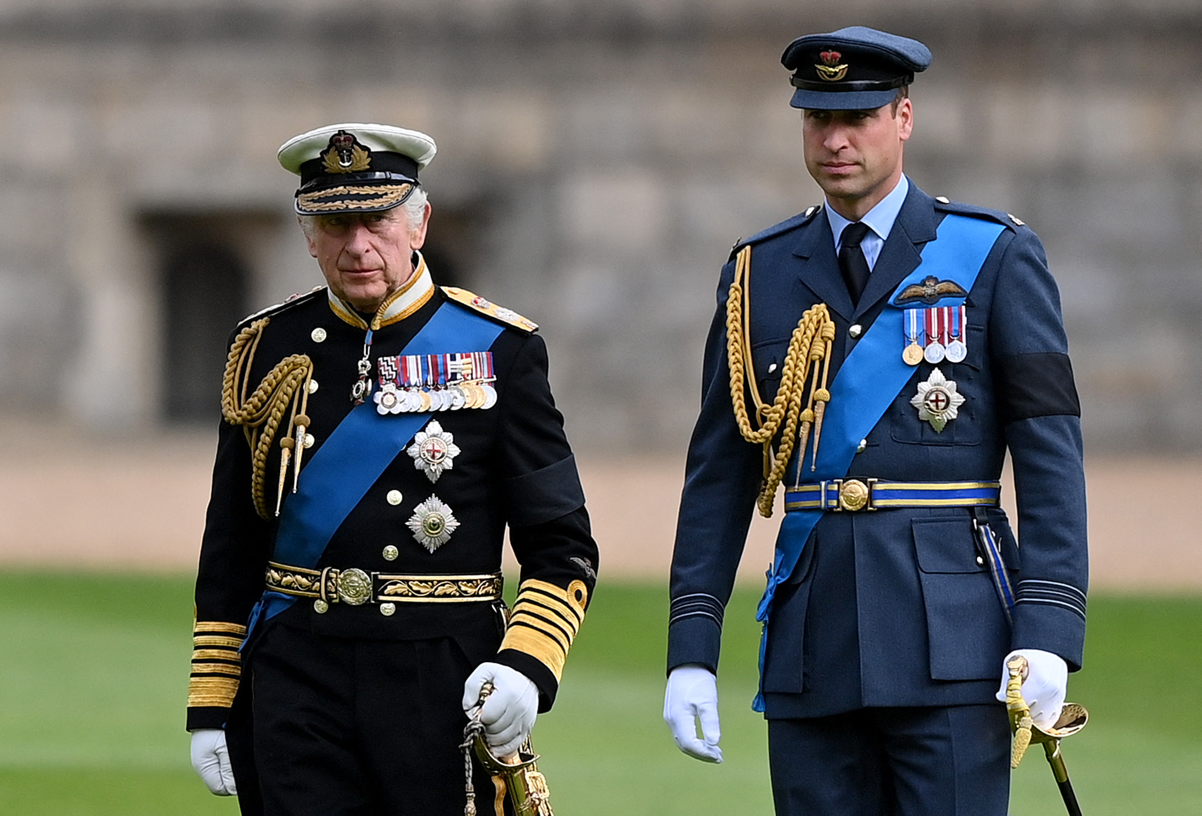 Le roi Charles III et le prince William avant le service d'inhumation de la défunte reine Élisabeth II à Windsor, en Angleterre, le 19 septembre 2022 | Source : Getty Images