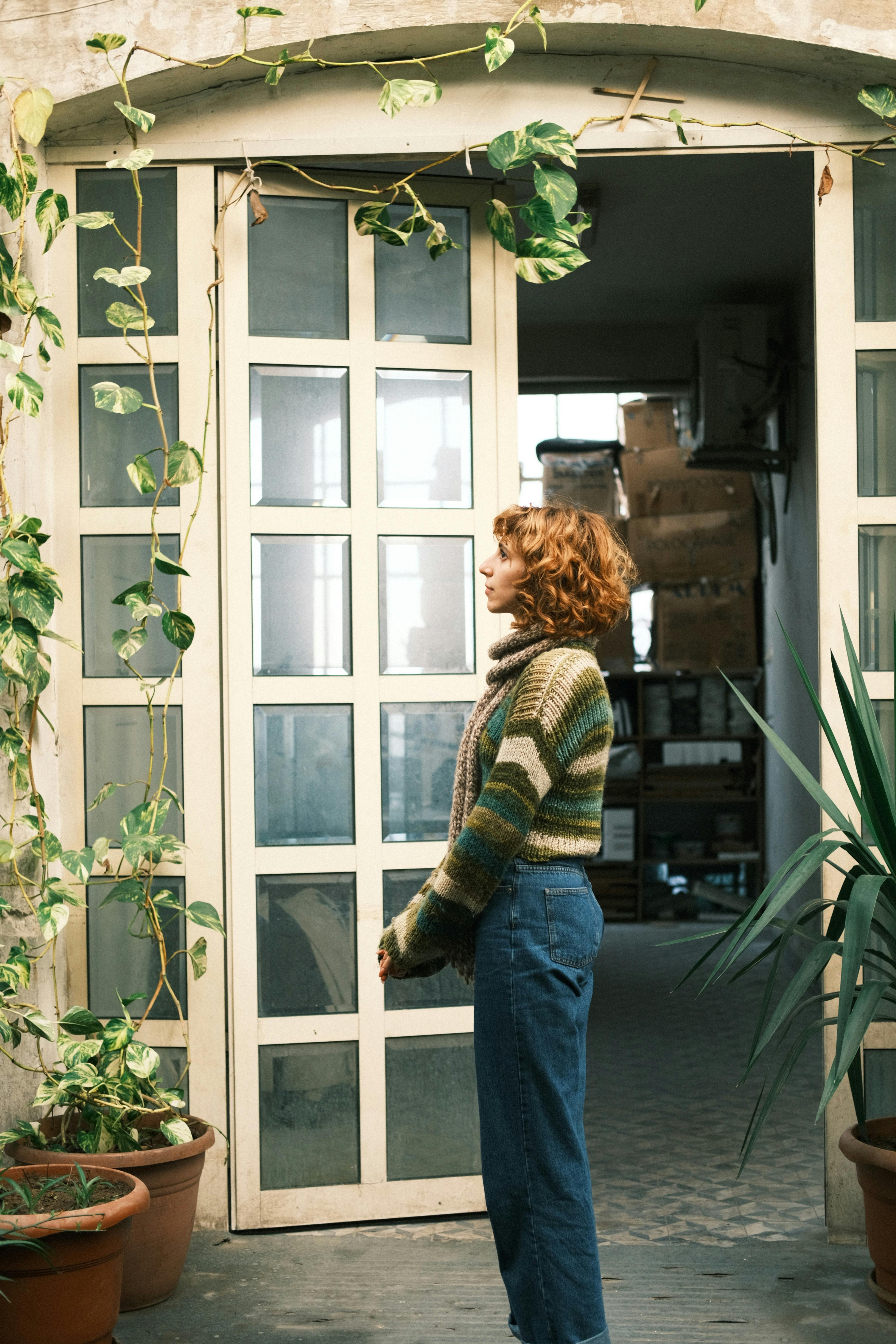 Une femme debout près de la porte | Source : Pexels