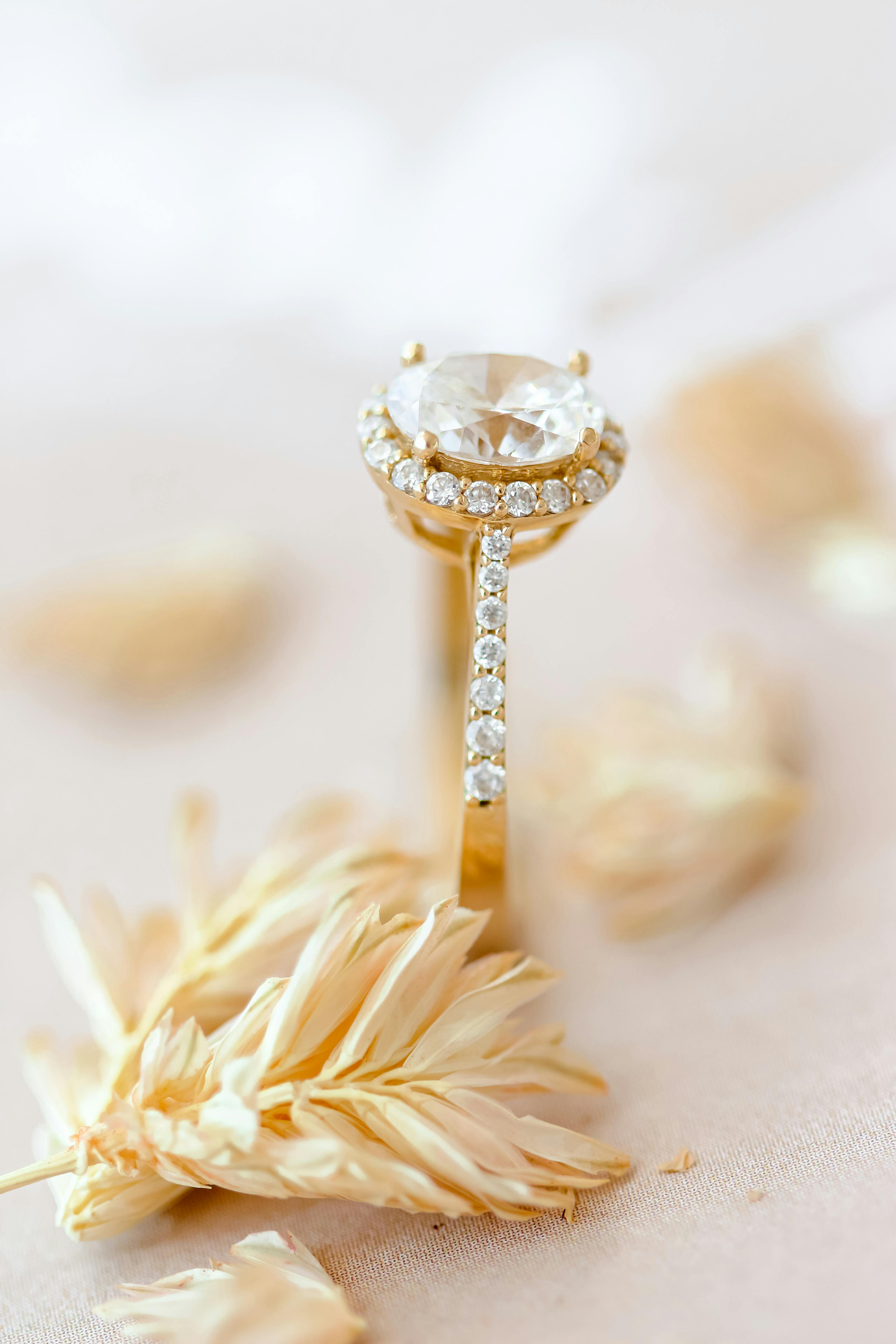 Une bague à diamant en or jaune | Source : Pexels