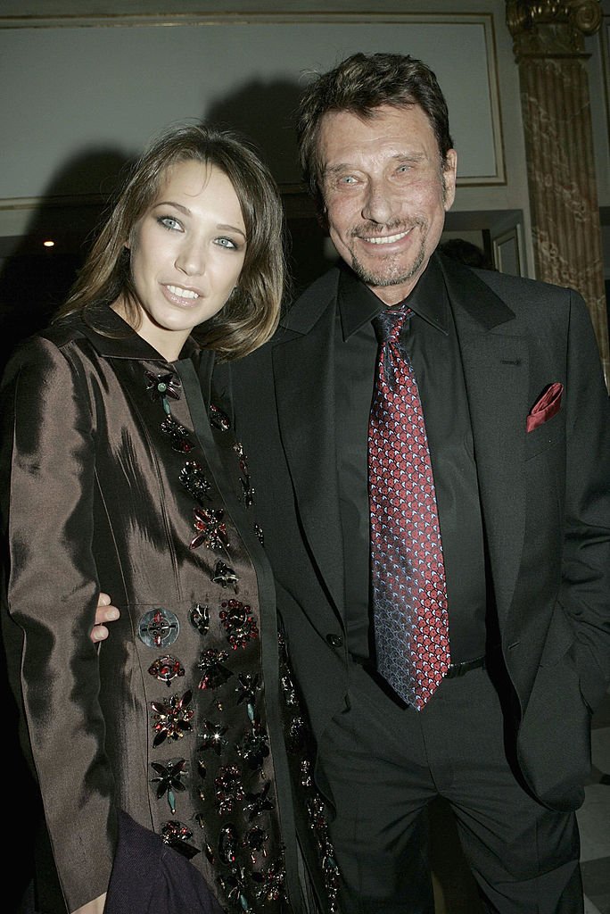 Johnny Hallyday et sa fille, l'actrice Laura Smet, assistent au 11e gala annuel du SIDA, organisé par Pierre Berge, au Pavillon d'Armenonville, le 2 février 2005 à Paris, France. | Photo : Getty Images