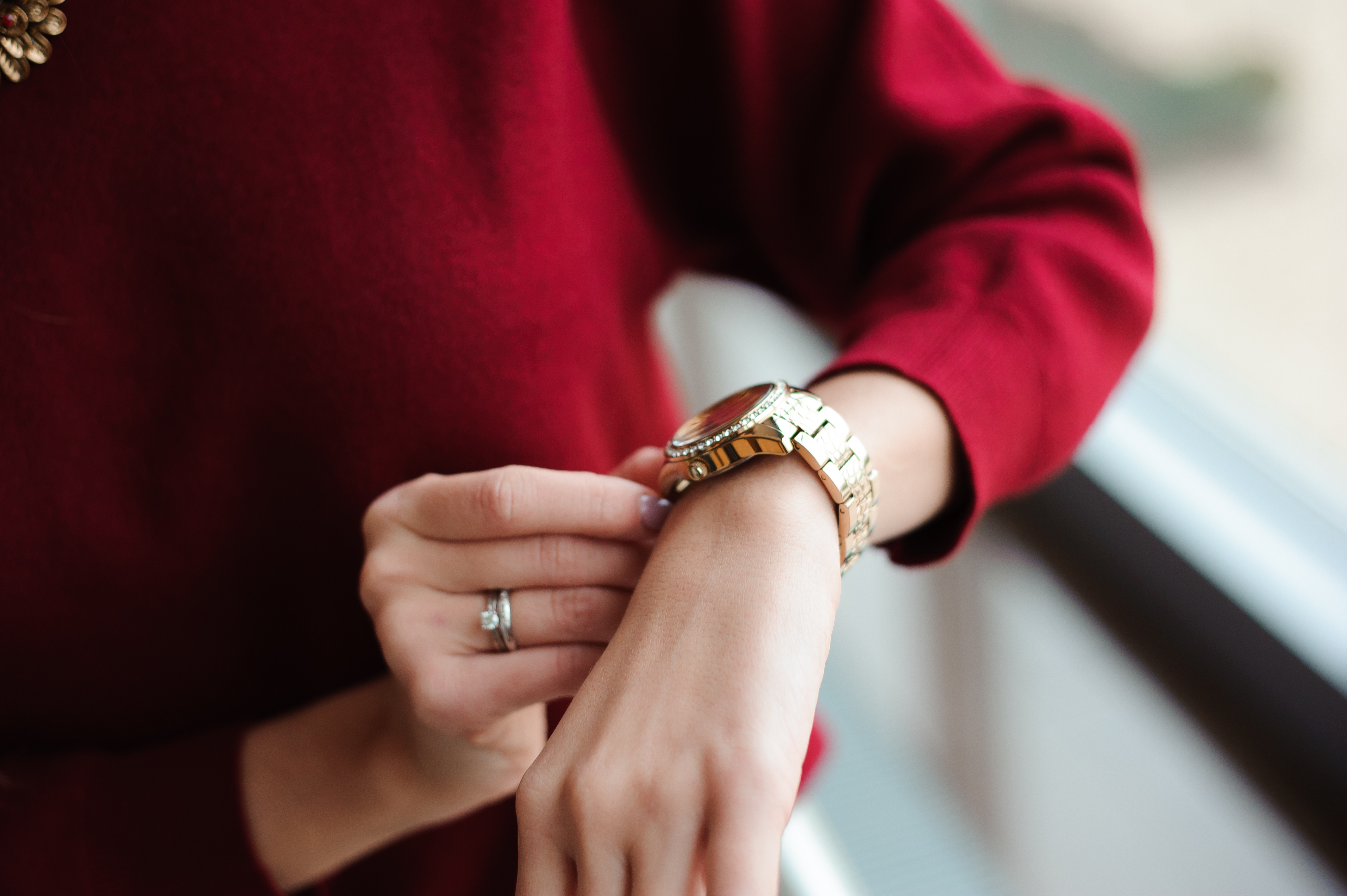 Une femme avec une montre vérifiant l'heure | Source : Shutterstock