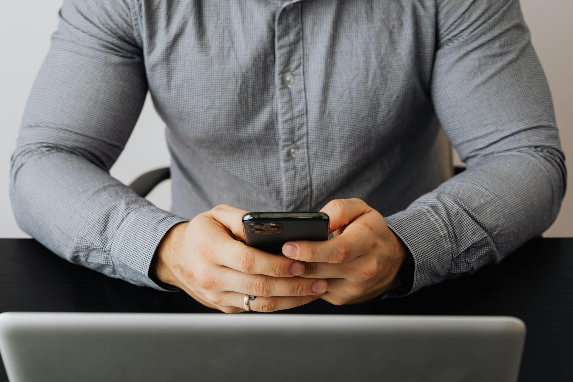 Un homme utilisant son téléphone | Source : Pexels