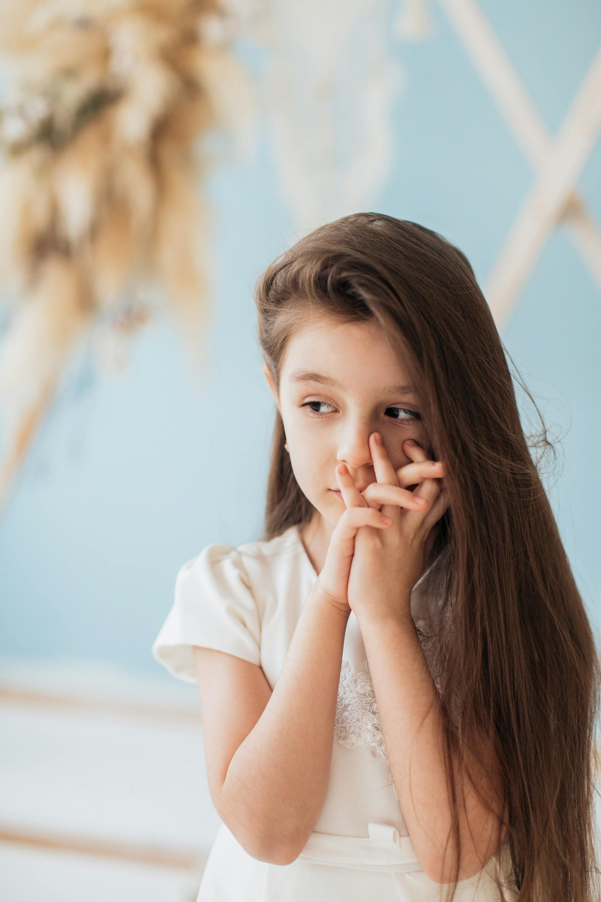 Une fille qui regarde vers le bas | Source : Pexels