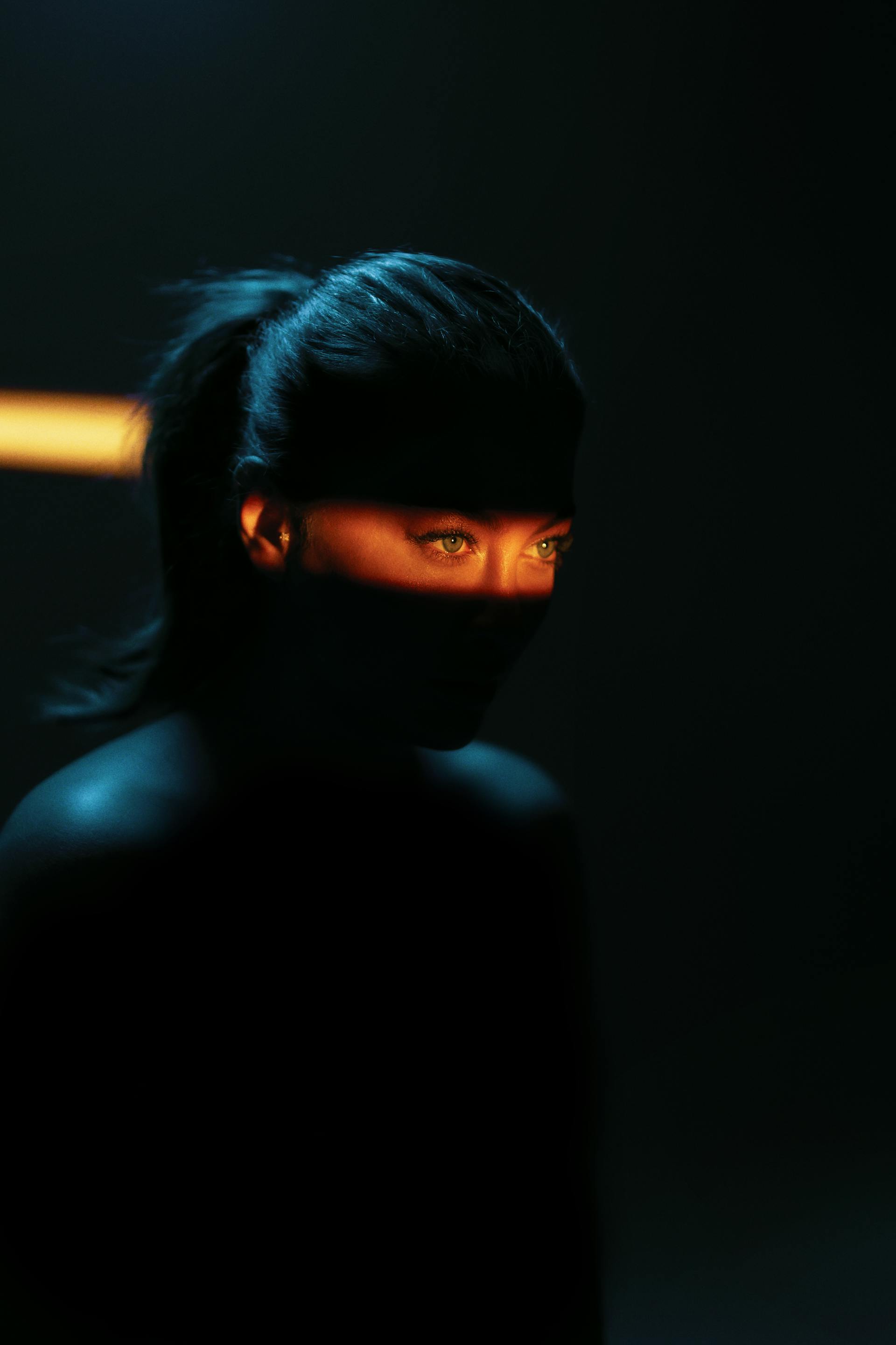 Une femme dans une pièce sombre | Source : Pexels