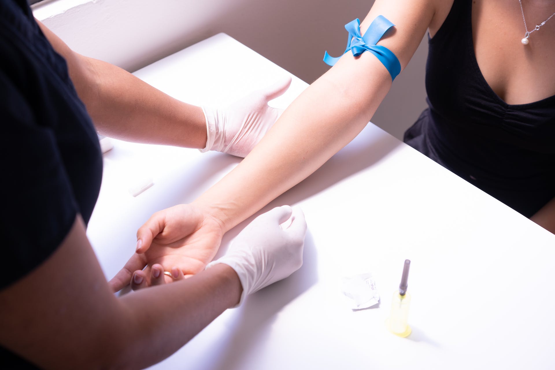 Un professionnel de la santé prépare une femme à une prise de sang | Source : Pexels