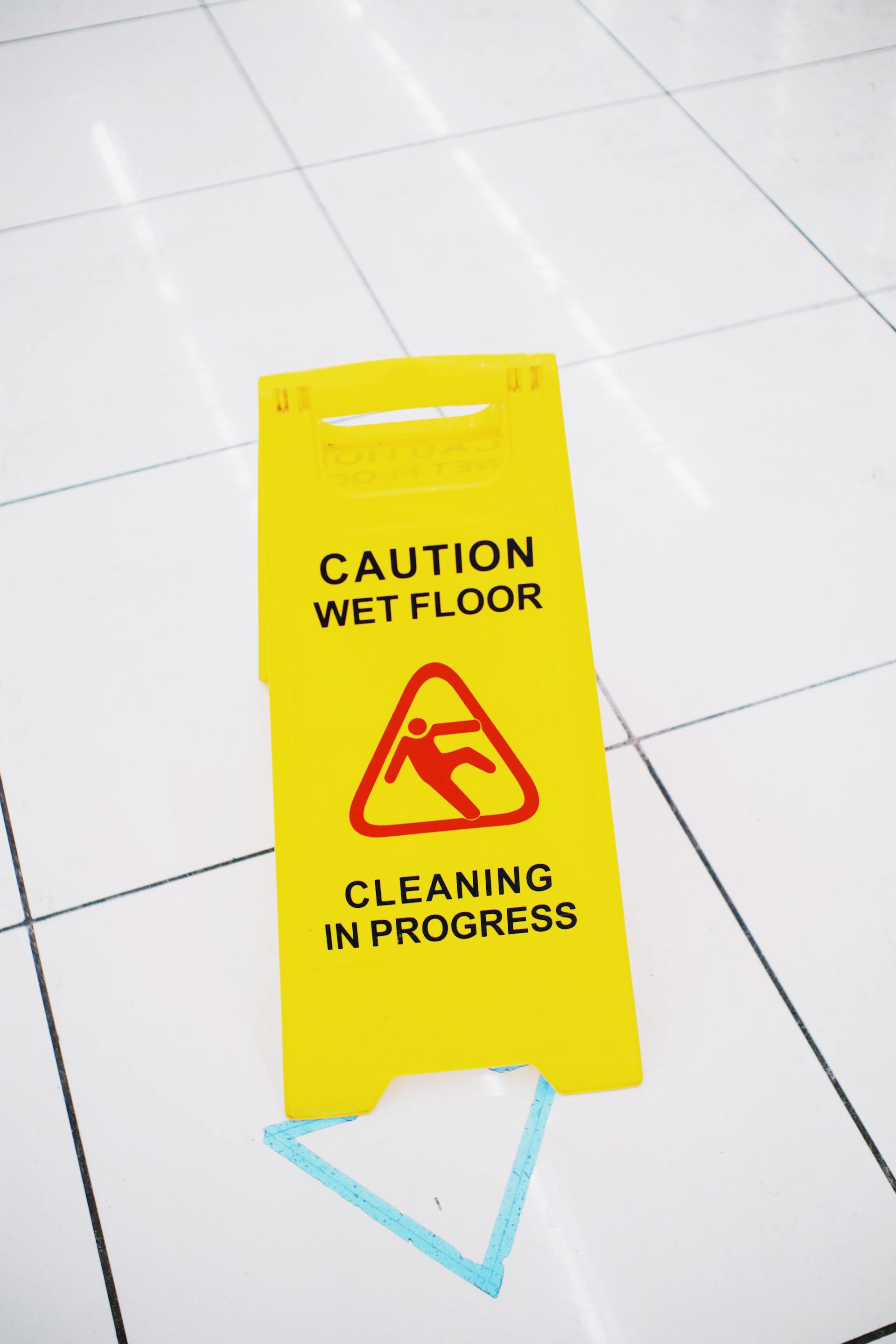 Un panneau de signalisation de sol mouillé | Source : Pexels