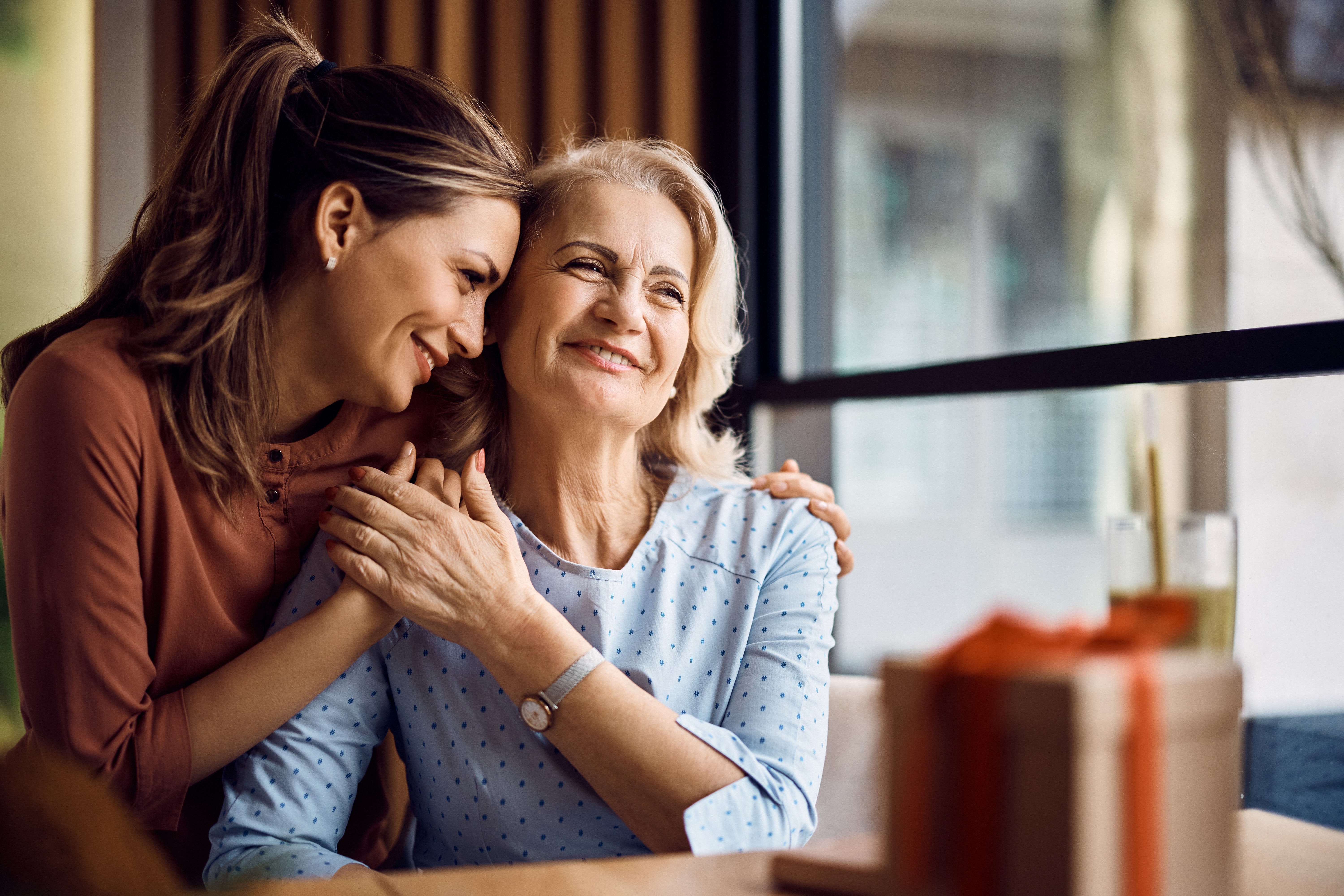 Une mère et sa fille de bonne humeur | Source : Shutterstock