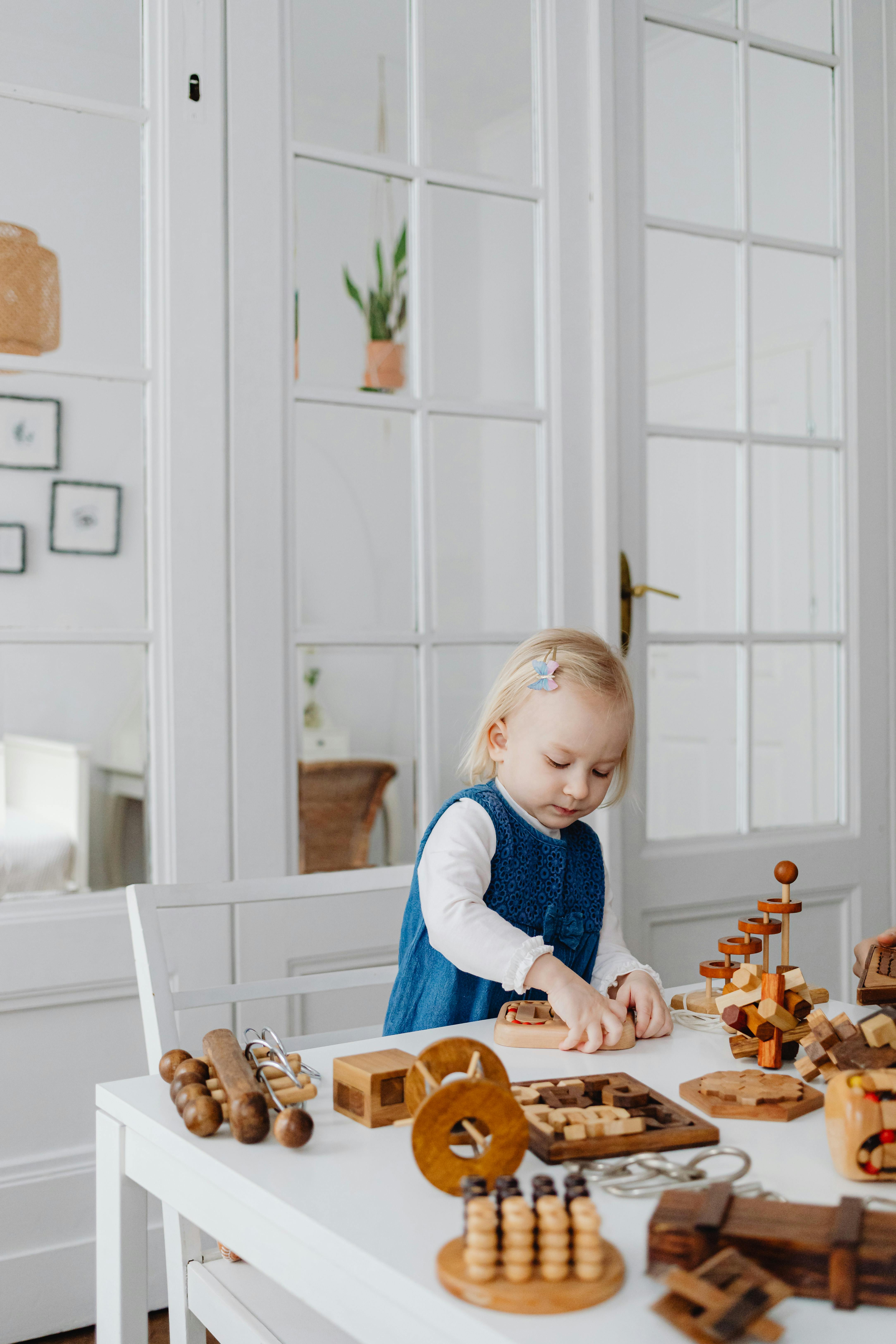 Une enfant jouant avec ses jouets | Source : Pexels