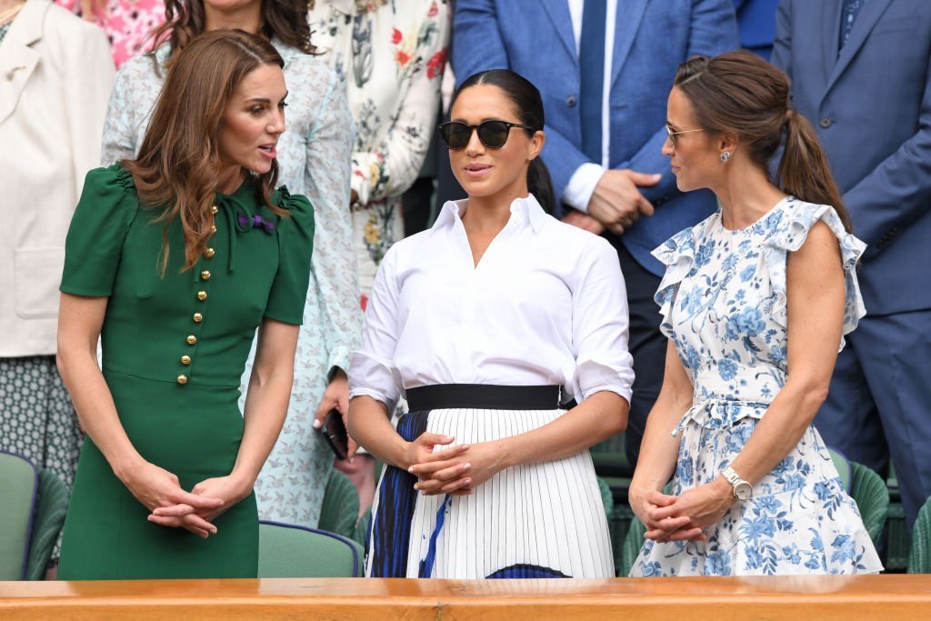  Kate Middleton, Meghan Markle et Pippa Middleton dans la loge royale sur le court central pendant la douzième journée des championnats de tennis de Wimbledon au Club de tennis et de croquet All England Lawn | Photo : Getty Images