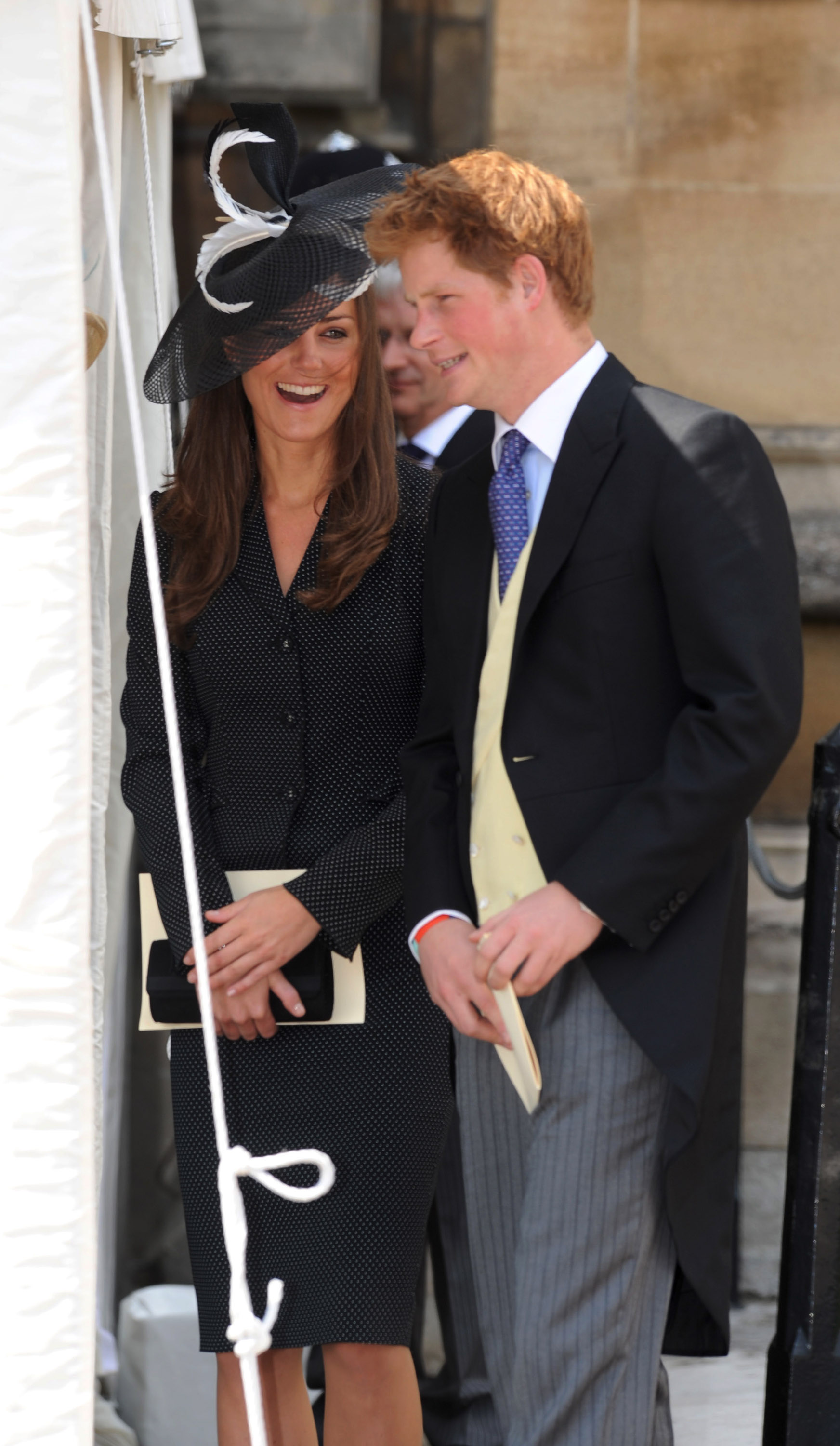 Le prince Harry et Kate Middleton rient lors de la procession de l'Ordre de la Jarretière, le 16 juin 2008, à Windsor. | Source : Getty Images