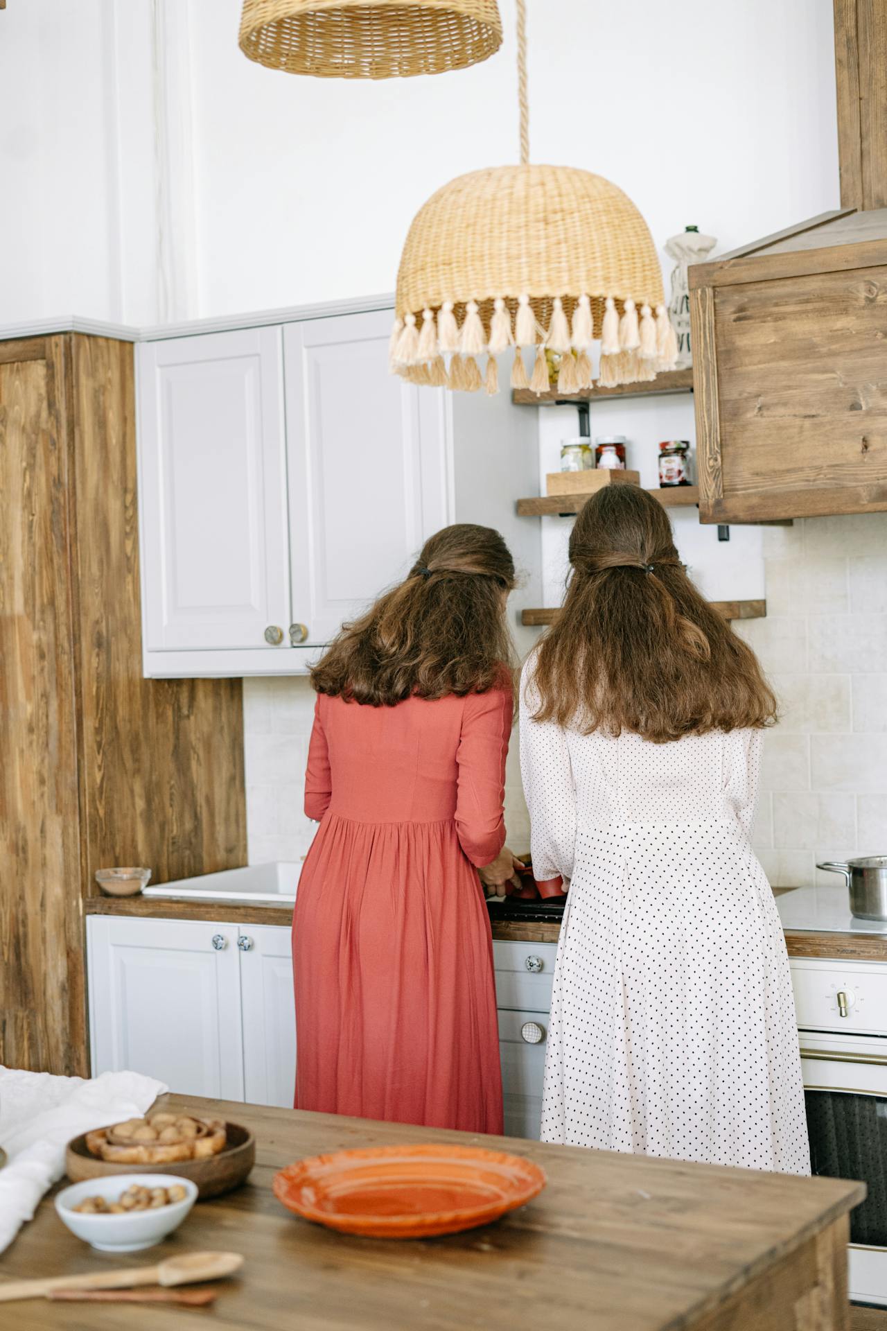 Deux jeunes femmes dans la cuisine | Source : Pexels