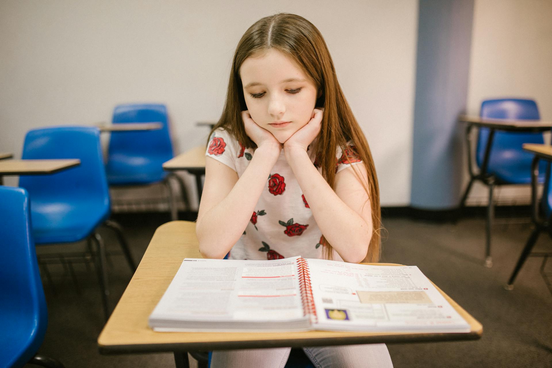 Une fille assise dans sa salle de classe | Source : Pexels