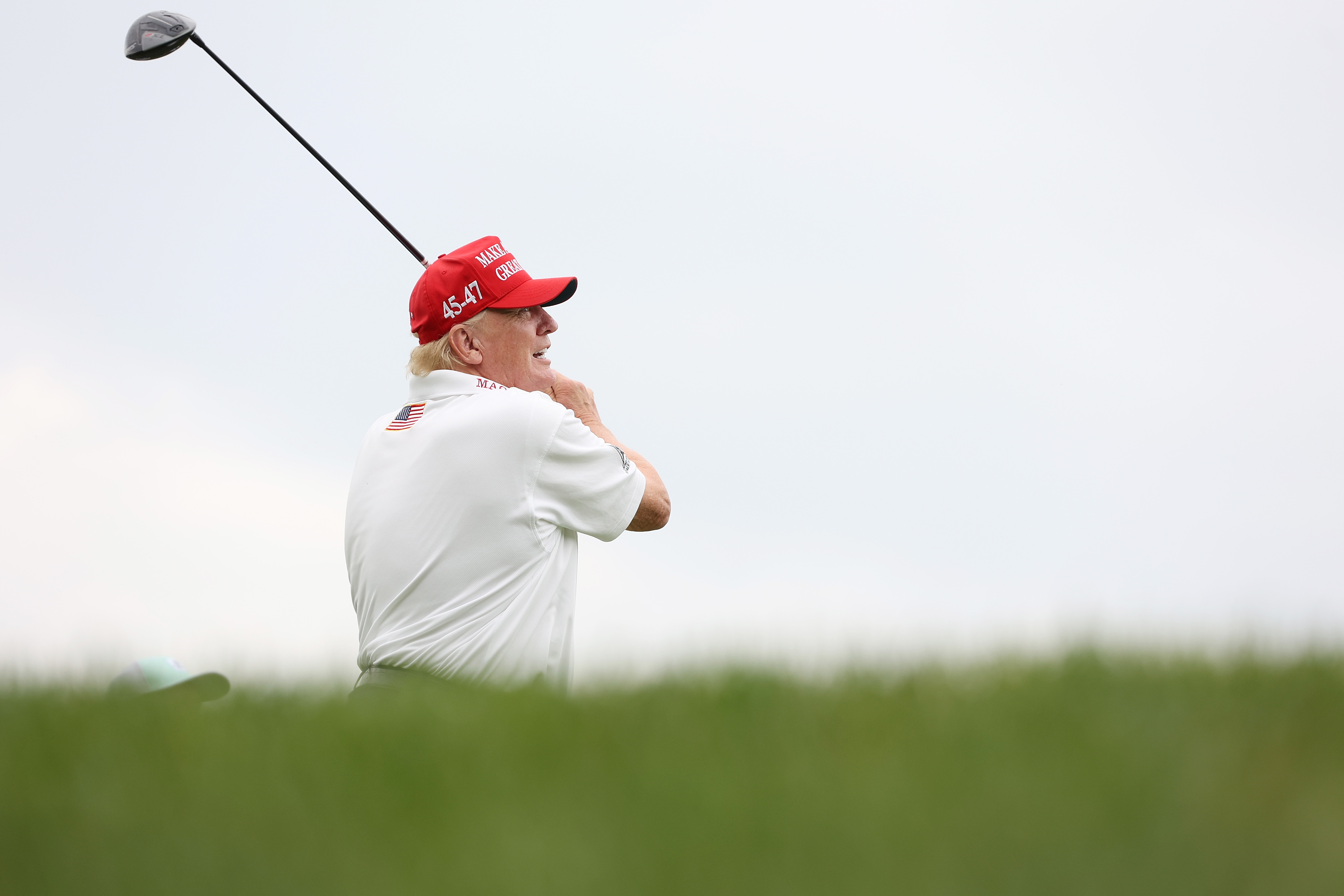 Le président Donald Trump frappe son coup depuis le deuxième tee lors du pro-am précédant le LIV Golf Invitational - Bedminster au Trump National Golf Club, le 10 août 2023, à Bedminster, dans le New Jersey | Source : Getty Images