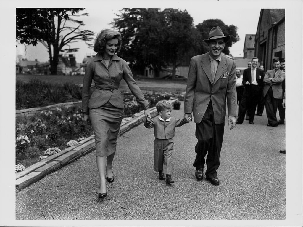 Lauren Bacall, Humphrey Bogart et leur fils Stevie photographiés quittant les studios d'Isleworth, 1951. | Photo : Getty Images