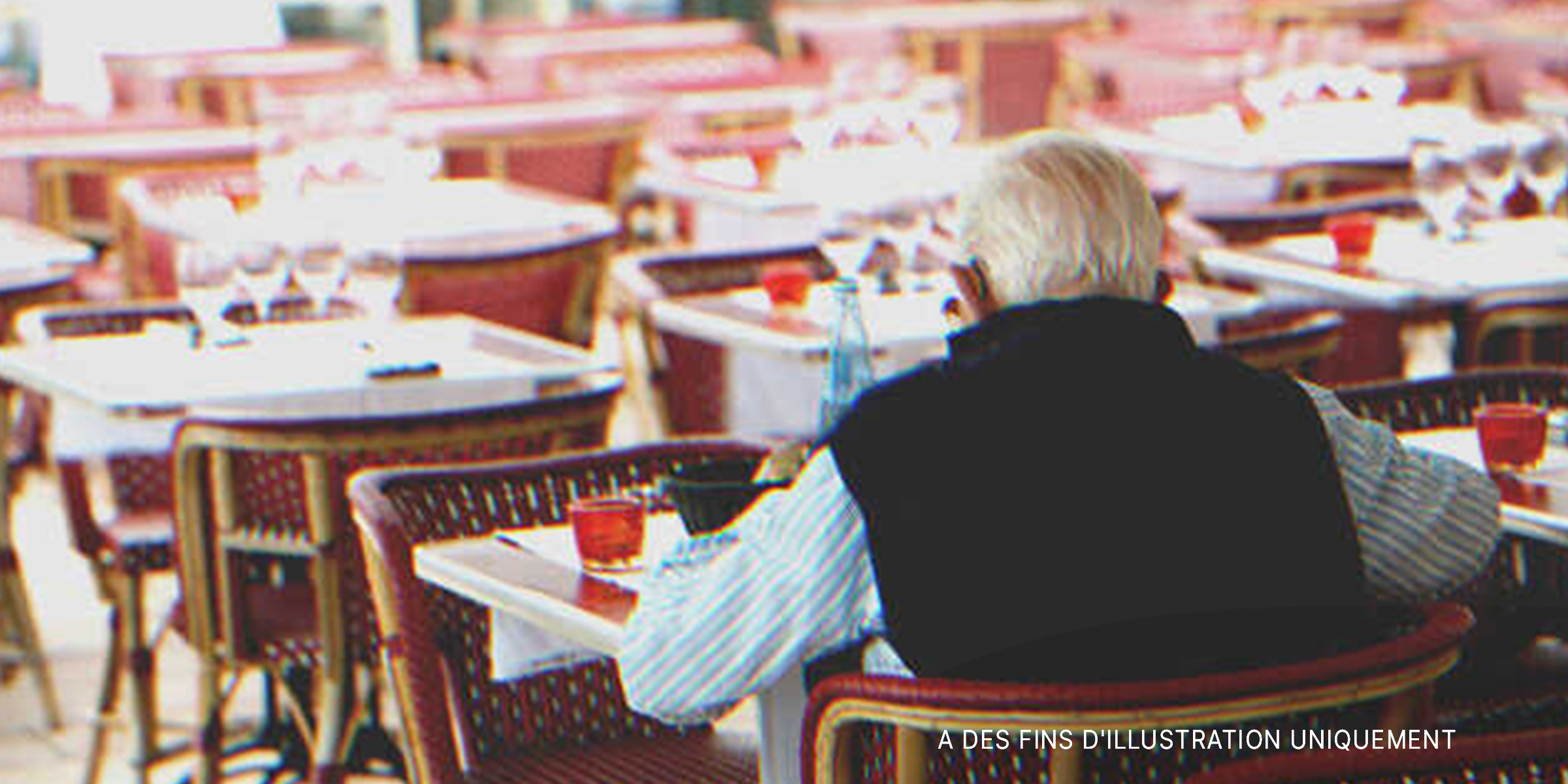 Un vieil homme dans un café | Source : Shutterstock