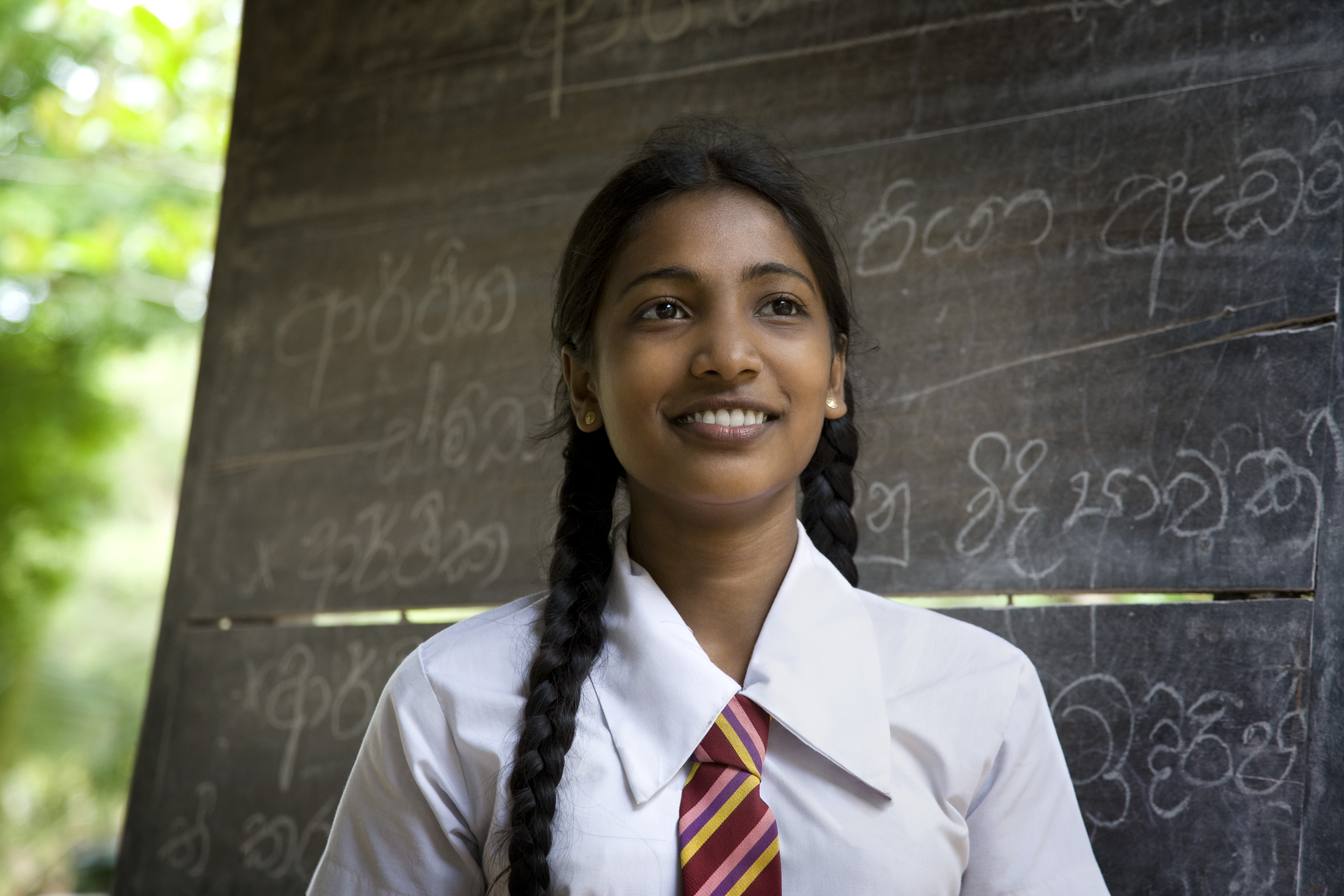 Une étudiante sud-asiatique aux cheveux longs | Source : Getty Images