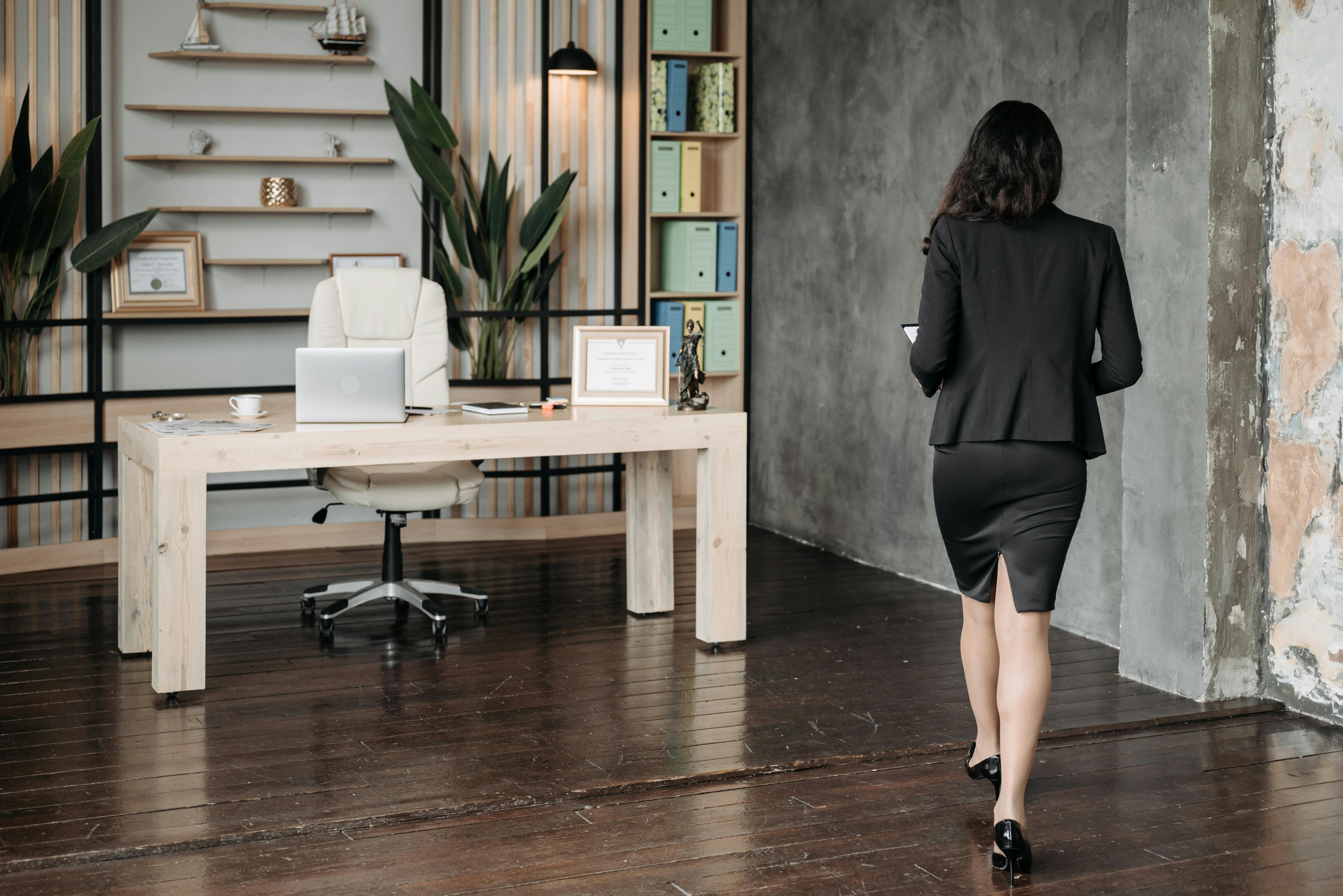 Femme entrant dans un bureau | Source : Pexels