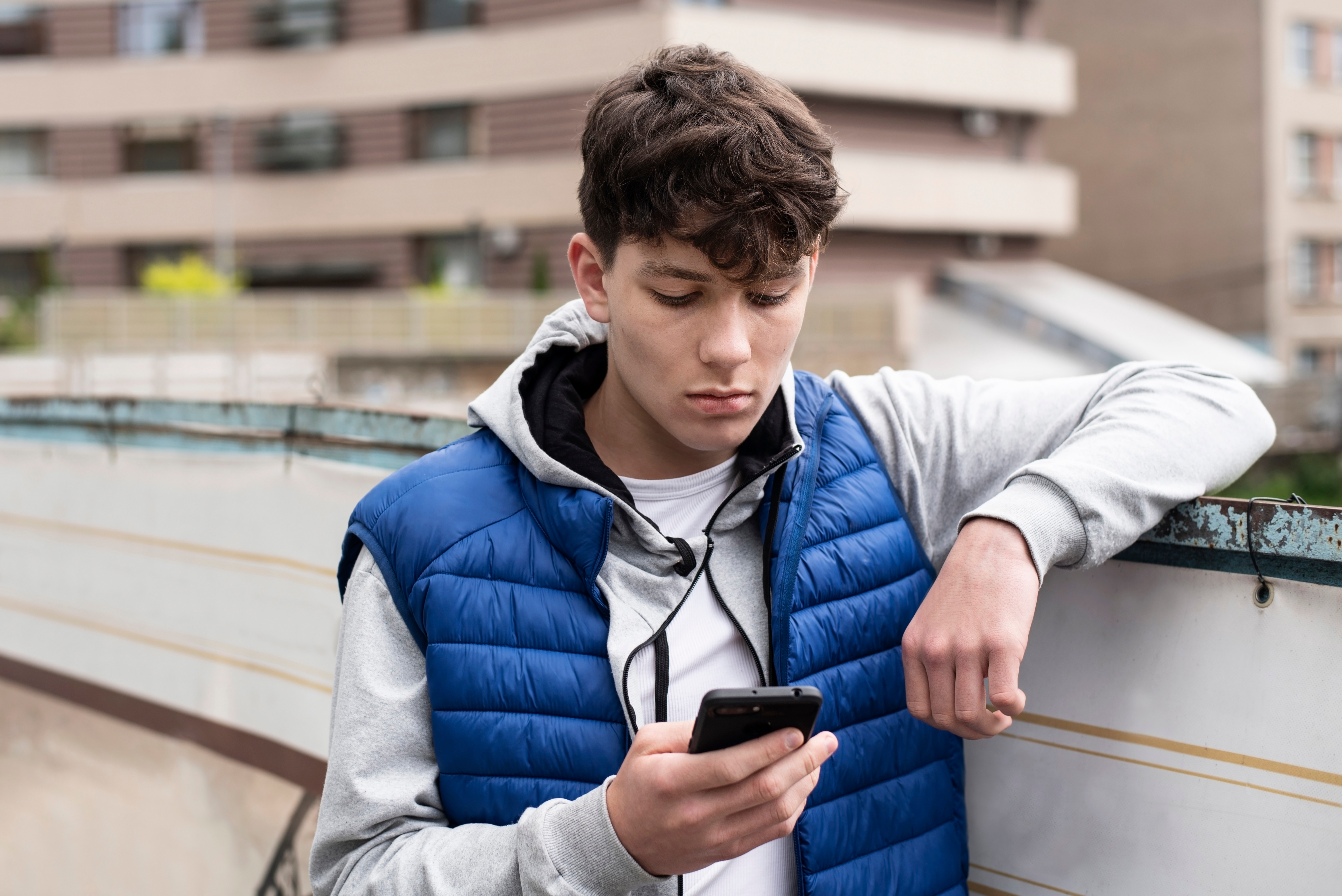 Un garçon envoyant un SMS | Source : Shutterstock
