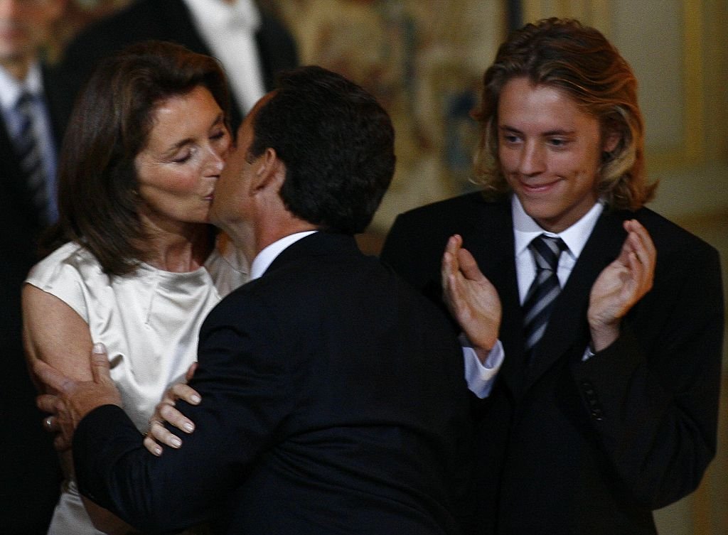 Le président français nouvellement inauguré, Nicolas Sarkozy, embrasse sa femme Cecilia Sarkozy en compagnie de leurs enfants lors de la cérémonie de remise des pouvoirs à l'Elysée. | Photo : Getty Images