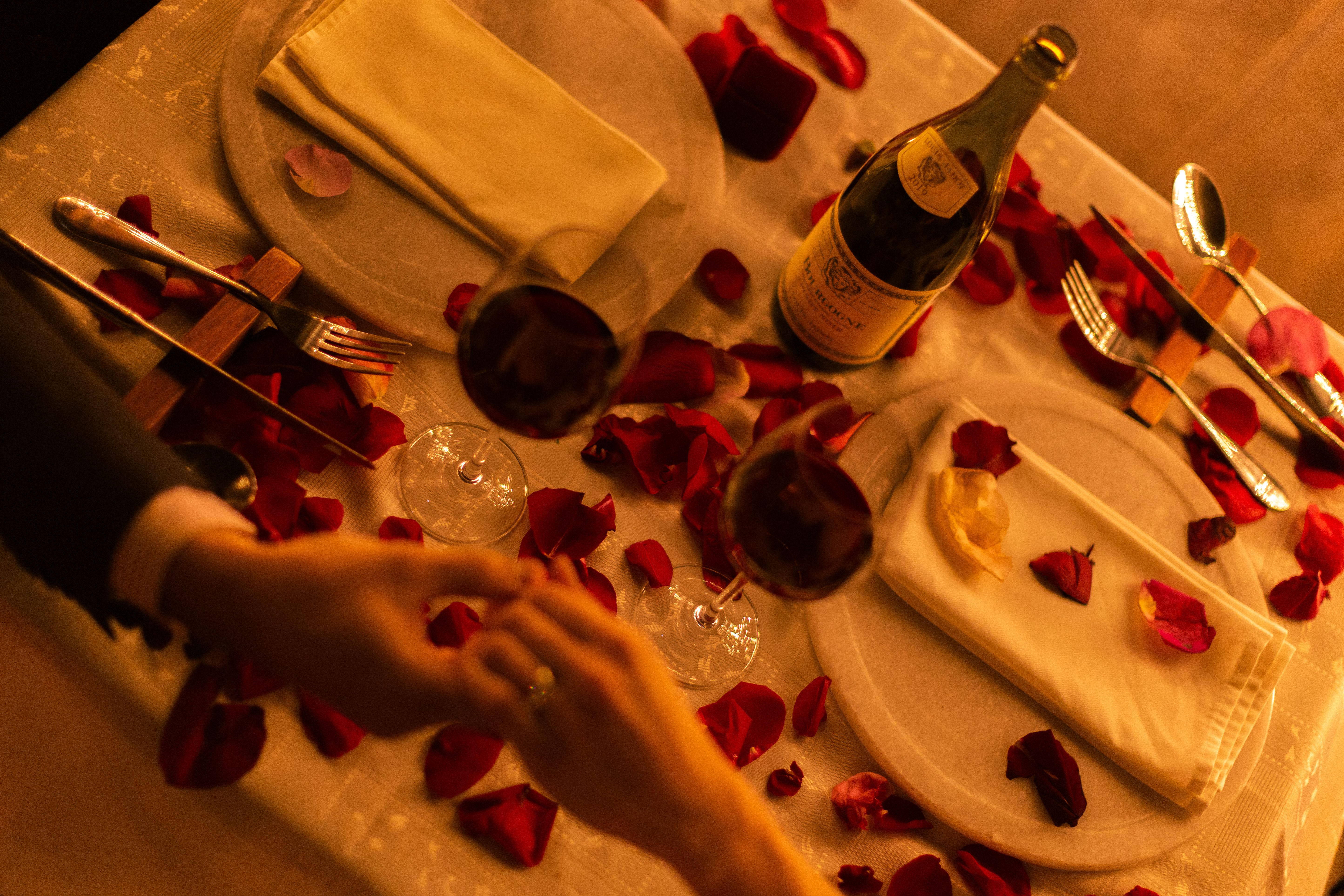 Un couple en train de dîner en amoureux | Source : Pexels