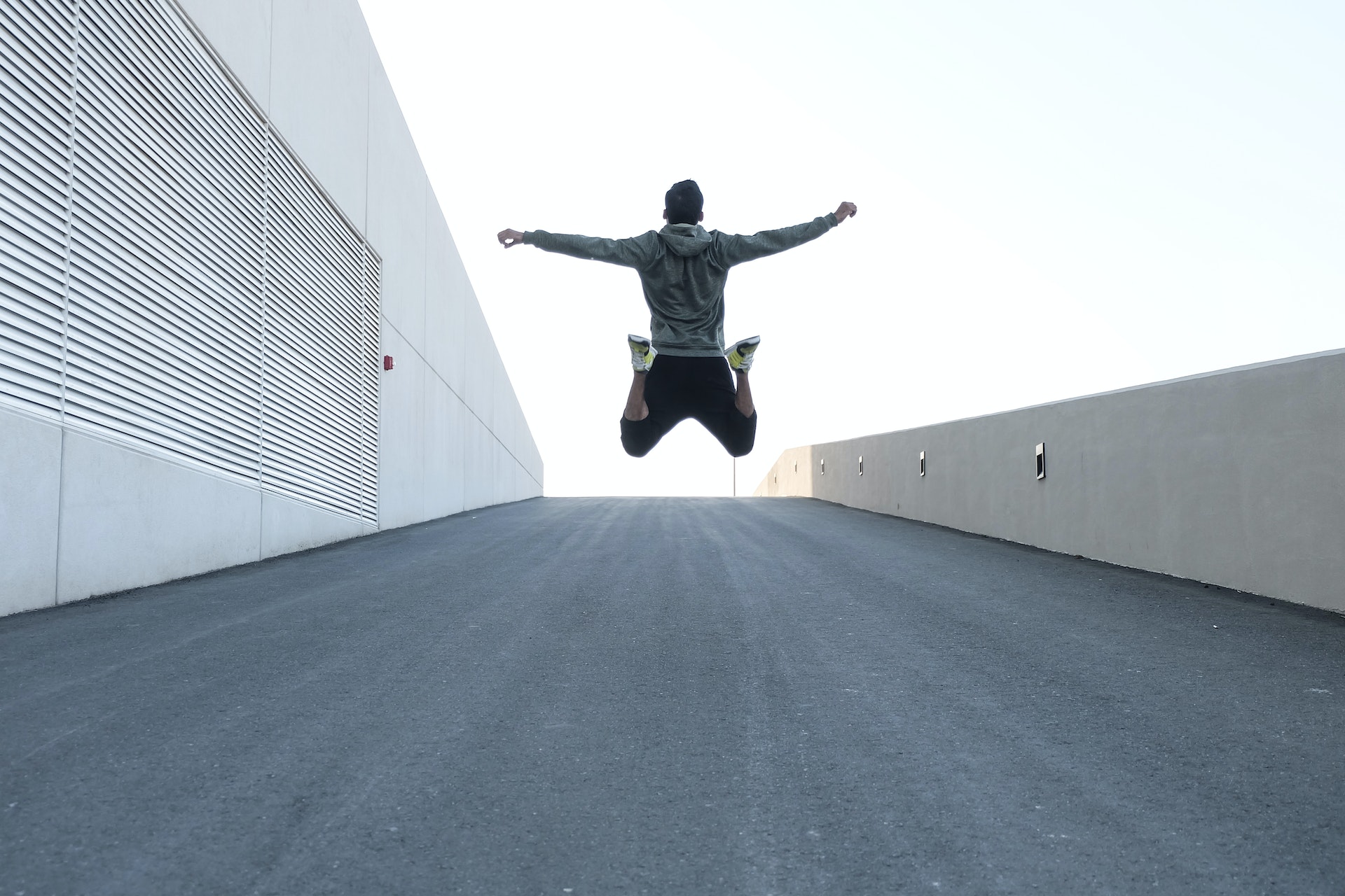 Un homme saute en l'air les bras ouverts | Source : Pexels
