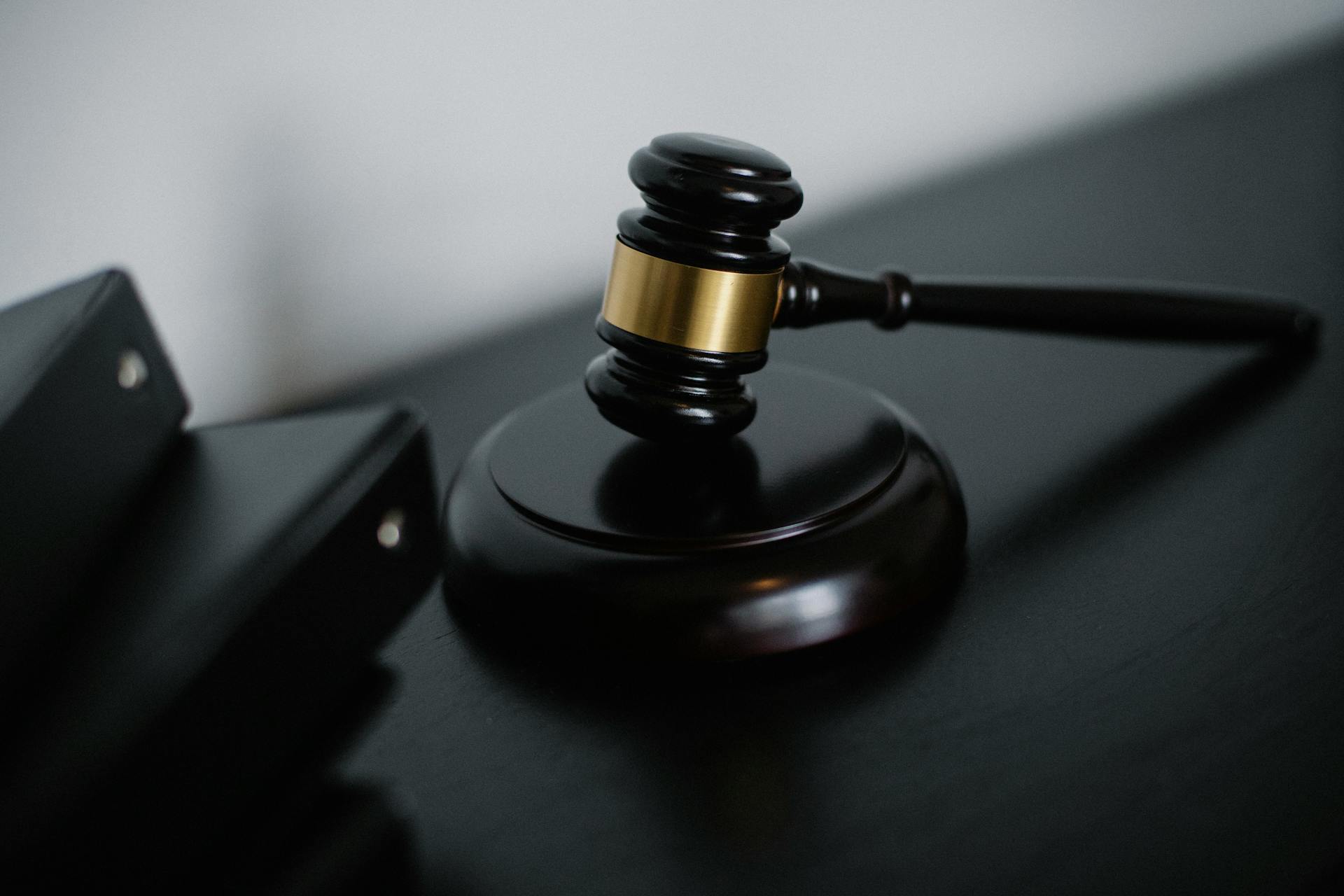 Le marteau d'un juge sur un bureau | Source : Pexels