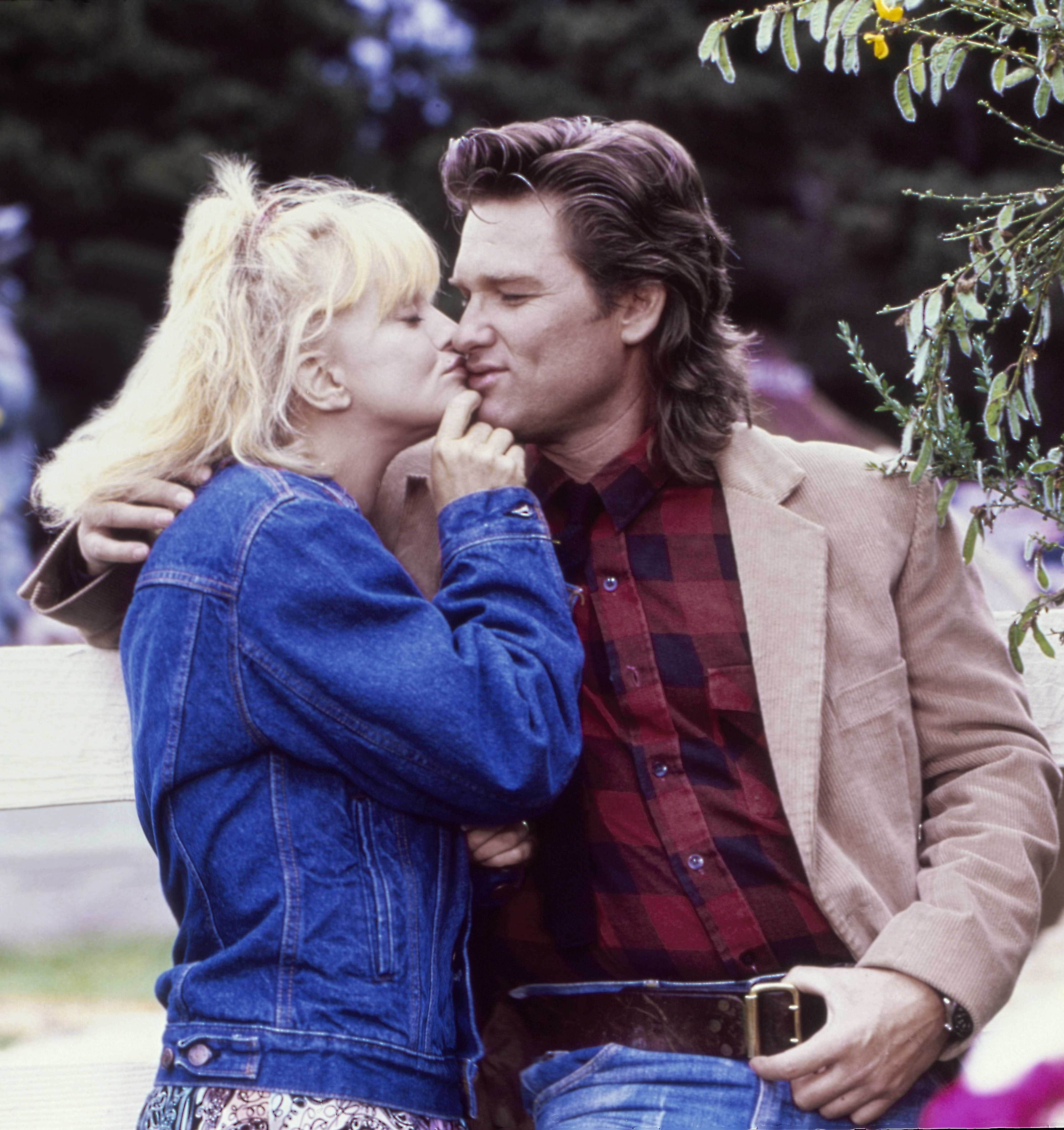 Goldie Hawn et Kurt Russell posent pour un portrait sur le plateau de "Overboard" à Fort Bragg, en octobre 1987 | Source : Getty Images