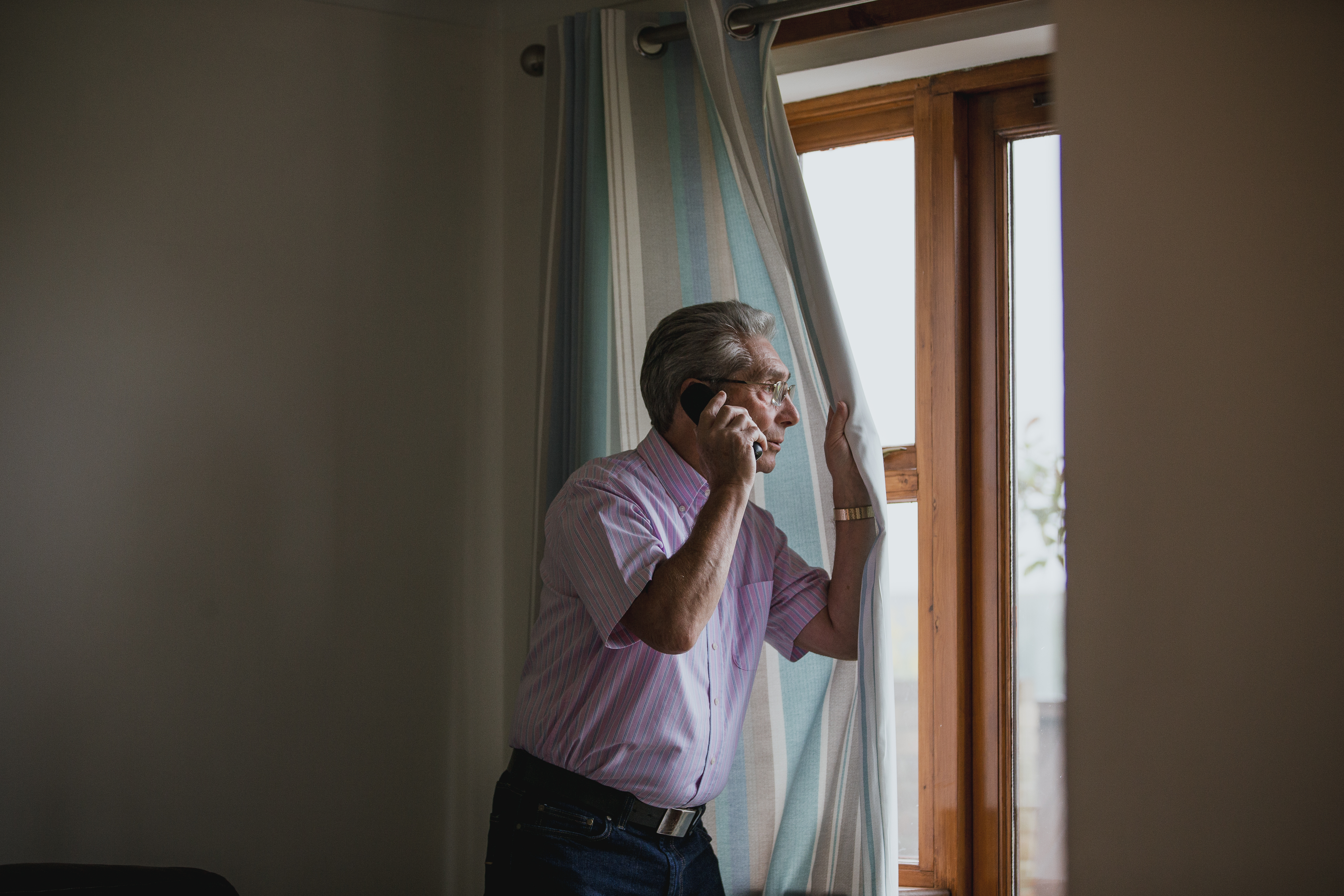 Homme âgé au téléphone | Source : Getty Images