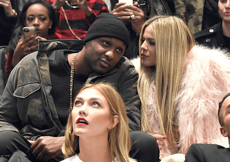 Lamar Odom discute avec Khloe Kardashian alors qu'ils sont assis dans l'auditoire lors de la performance de Kanye West Yeezy Saison 3, le 11 février 2016, au Madison Square Garden, à New York | Source: Kevin Mazur / Getty Images pour Yeezy Saison 3