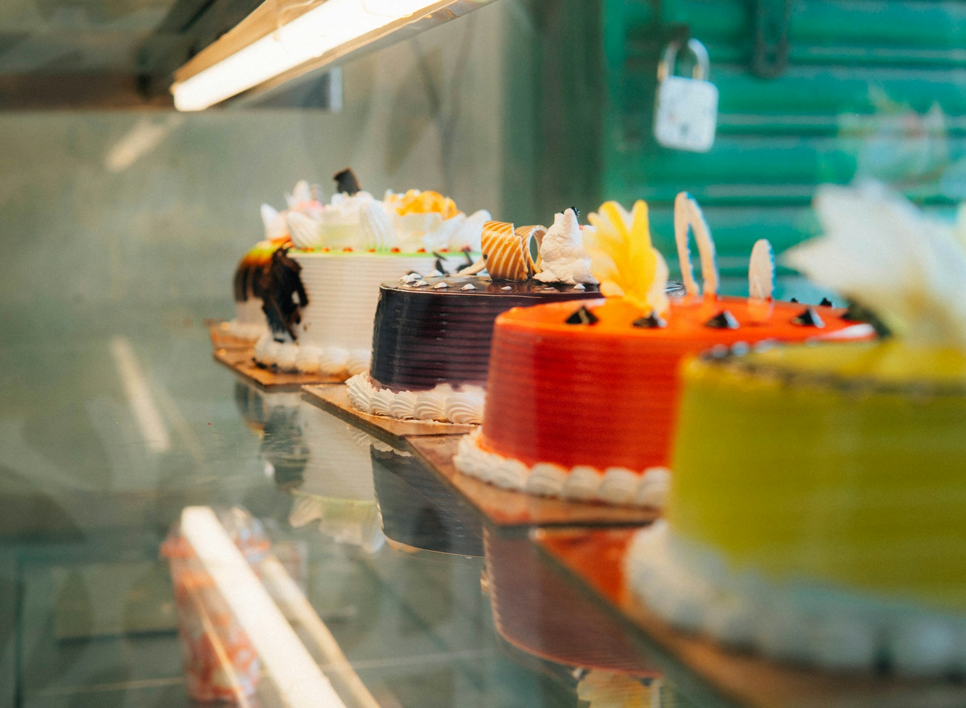 Un assortiment de gâteaux en exposition | Source : Unsplash