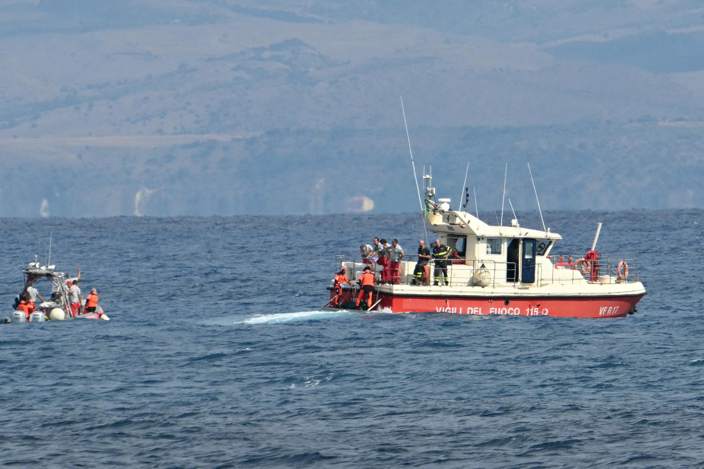 Les plongeurs des Vigili del Fuoco transportent un sac mortuaire hors du bateau au large de Porticello près de Palerme, le 21 août 2024 | Source : Getty Images