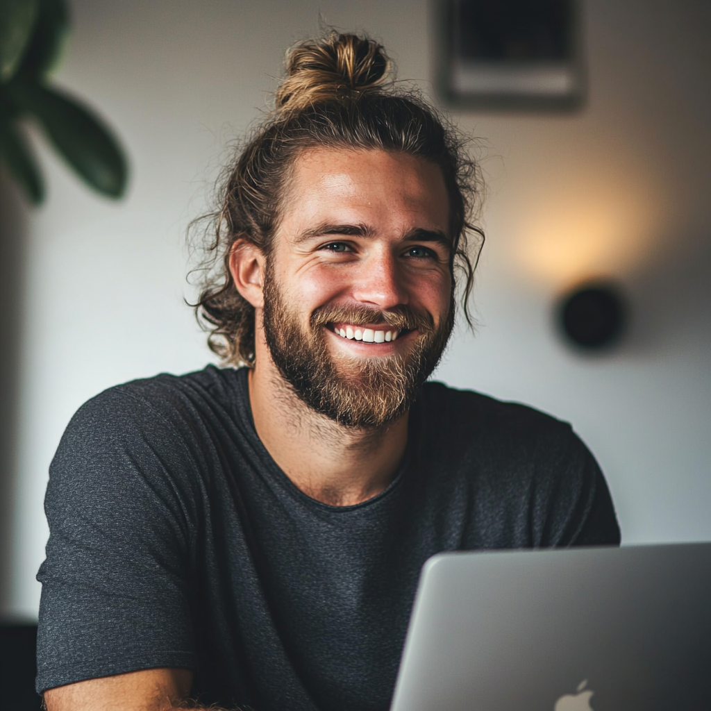 Un homme avec un ordinateur portable, souriant | Source : Midjourney