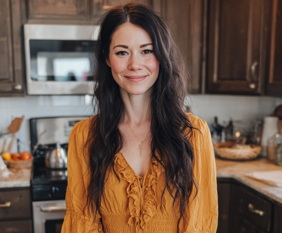 Une femme souriante debout dans une cuisine | Source : Midjourney